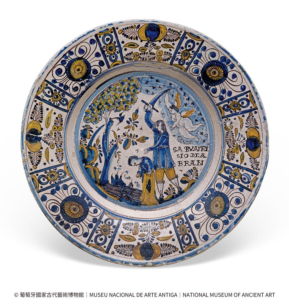 <p><span style="color: rgb(8, 8, 9); font-family: "Segoe UI Historic", "Segoe UI", Helvetica, Arial, sans-serif; font-size: 15px;">展品編號︰82</span><br class="html-br" style="color: rgb(8, 8, 9); font-family: "Segoe UI Historic", "Segoe UI", Helvetica, Arial, sans-serif; font-size: 15px;" />
<br class="html-br" style="color: rgb(8, 8, 9); font-family: "Segoe UI Historic", "Segoe UI", Helvetica, Arial, sans-serif; font-size: 15px;" />
<span style="color: rgb(8, 8, 9); font-family: "Segoe UI Historic", "Segoe UI", Helvetica, Arial, sans-serif; font-size: 15px;">白地黃藍彩開光人物紋陶盤</span><br class="html-br" style="color: rgb(8, 8, 9); font-family: "Segoe UI Historic", "Segoe UI", Helvetica, Arial, sans-serif; font-size: 15px;" />
<span style="color: rgb(8, 8, 9); font-family: "Segoe UI Historic", "Segoe UI", Helvetica, Arial, sans-serif; font-size: 15px;">葡萄牙</span><br class="html-br" style="color: rgb(8, 8, 9); font-family: "Segoe UI Historic", "Segoe UI", Helvetica, Arial, sans-serif; font-size: 15px;" />
<span style="color: rgb(8, 8, 9); font-family: "Segoe UI Historic", "Segoe UI", Helvetica, Arial, sans-serif; font-size: 15px;">17世紀,1650-1700年</span><br class="html-br" style="color: rgb(8, 8, 9); font-family: "Segoe UI Historic", "Segoe UI", Helvetica, Arial, sans-serif; font-size: 15px;" />
<span style="color: rgb(8, 8, 9); font-family: "Segoe UI Historic", "Segoe UI", Helvetica, Arial, sans-serif; font-size: 15px;">葡萄牙國家古代藝術博物館</span><br class="html-br" style="color: rgb(8, 8, 9); font-family: "Segoe UI Historic", "Segoe UI", Helvetica, Arial, sans-serif; font-size: 15px;" />
<br class="html-br" style="color: rgb(8, 8, 9); font-family: "Segoe UI Historic", "Segoe UI", Helvetica, Arial, sans-serif; font-size: 15px;" />
<span style="color: rgb(8, 8, 9); font-family: "Segoe UI Historic", "Segoe UI", Helvetica, Arial, sans-serif; font-size: 15px;">此盤為白錫釉陶器(maiolica),飾有藍色、黃色、橘色和紫色的釉下彩繪,盤中央的圖案描繪了《聖經》舊約 “創世紀”第22章的極具震撼力的著名故事“亞巴郎(Abraham)獻子”。天主為試探亞巴郎,命令他將心愛的獨生子依撒格(Isaac)在摩黎雅山上作全燔祭。亞巴郎以極大的信德服從,當亞巴郎舉刀時,在臨危之際, 天使喝止他,阻止他宰殺兒子,證明他敬畏天主,並以公綿羊取代,彰顯了亞巴郎對天主的絕對信任與“天主自會照料”的信德。</span></p>