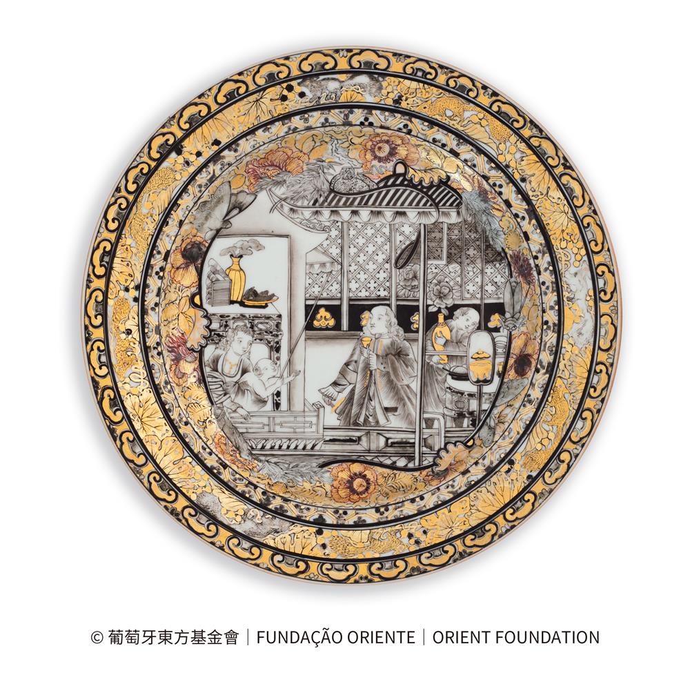 <p><span style="color: rgb(8, 8, 9); font-family: "Segoe UI Historic", "Segoe UI", Helvetica, Arial, sans-serif; font-size: 15px;">展品編號︰106</span><br class="html-br" style="color: rgb(8, 8, 9); font-family: "Segoe UI Historic", "Segoe UI", Helvetica, Arial, sans-serif; font-size: 15px;" />
<br class="html-br" style="color: rgb(8, 8, 9); font-family: "Segoe UI Historic", "Segoe UI", Helvetica, Arial, sans-serif; font-size: 15px;" />
<span style="color: rgb(8, 8, 9); font-family: "Segoe UI Historic", "Segoe UI", Helvetica, Arial, sans-serif; font-size: 15px;">白地墨彩描金西方人物紋盤</span><br class="html-br" style="color: rgb(8, 8, 9); font-family: "Segoe UI Historic", "Segoe UI", Helvetica, Arial, sans-serif; font-size: 15px;" />
<span style="color: rgb(8, 8, 9); font-family: "Segoe UI Historic", "Segoe UI", Helvetica, Arial, sans-serif; font-size: 15px;">清雍正,約1735年</span><br class="html-br" style="color: rgb(8, 8, 9); font-family: "Segoe UI Historic", "Segoe UI", Helvetica, Arial, sans-serif; font-size: 15px;" />
<span style="color: rgb(8, 8, 9); font-family: "Segoe UI Historic", "Segoe UI", Helvetica, Arial, sans-serif; font-size: 15px;">葡萄牙東方博物館</span><br class="html-br" style="color: rgb(8, 8, 9); font-family: "Segoe UI Historic", "Segoe UI", Helvetica, Arial, sans-serif; font-size: 15px;" />
<br class="html-br" style="color: rgb(8, 8, 9); font-family: "Segoe UI Historic", "Segoe UI", Helvetica, Arial, sans-serif; font-size: 15px;" />
<span style="color: rgb(8, 8, 9); font-family: "Segoe UI Historic", "Segoe UI", Helvetica, Arial, sans-serif; font-size: 15px;">盤心開光處細膩描繪一對衣著考究的歐洲夫婦、孩童與持花僕從,人物置身雕欄玉砌的中式庭園中。</span><br class="html-br" style="color: rgb(8, 8, 9); font-family: "Segoe UI Historic", "Segoe UI", Helvetica, Arial, sans-serif; font-size: 15px;" />
<br class="html-br" style="color: rgb(8, 8, 9); font-family: "Segoe UI Historic", "Segoe UI", Helvetica, Arial, sans-serif; font-size: 15px;" />
<span style="color: rgb(8, 8, 9); font-family: "Segoe UI Historic", "Segoe UI", Helvetica, Arial, sans-serif; font-size: 15px;">清雍正年間的瓷器創作主題中常見置身華麗場景中的中國家庭,但西方家庭出現於此類景觀中實屬罕見。18世紀50年代前,西方人尚可攜家眷到廣州;1760年後則遭官府明令禁止。葡萄牙商人因擁有澳門作為安全港口與居所,18世紀時多舉家定居澳門。</span><br class="html-br" style="color: rgb(8, 8, 9); font-family: "Segoe UI Historic", "Segoe UI", Helvetica, Arial, sans-serif; font-size: 15px;" />
<br class="html-br" style="color: rgb(8, 8, 9); font-family: "Segoe UI Historic", "Segoe UI", Helvetica, Arial, sans-serif; font-size: 15px;" />
<span style="color: rgb(8, 8, 9); font-family: "Segoe UI Historic", "Segoe UI", Helvetica, Arial, sans-serif; font-size: 15px;">此紋盤相信是荷蘭商人委託訂製之物。</span></p>