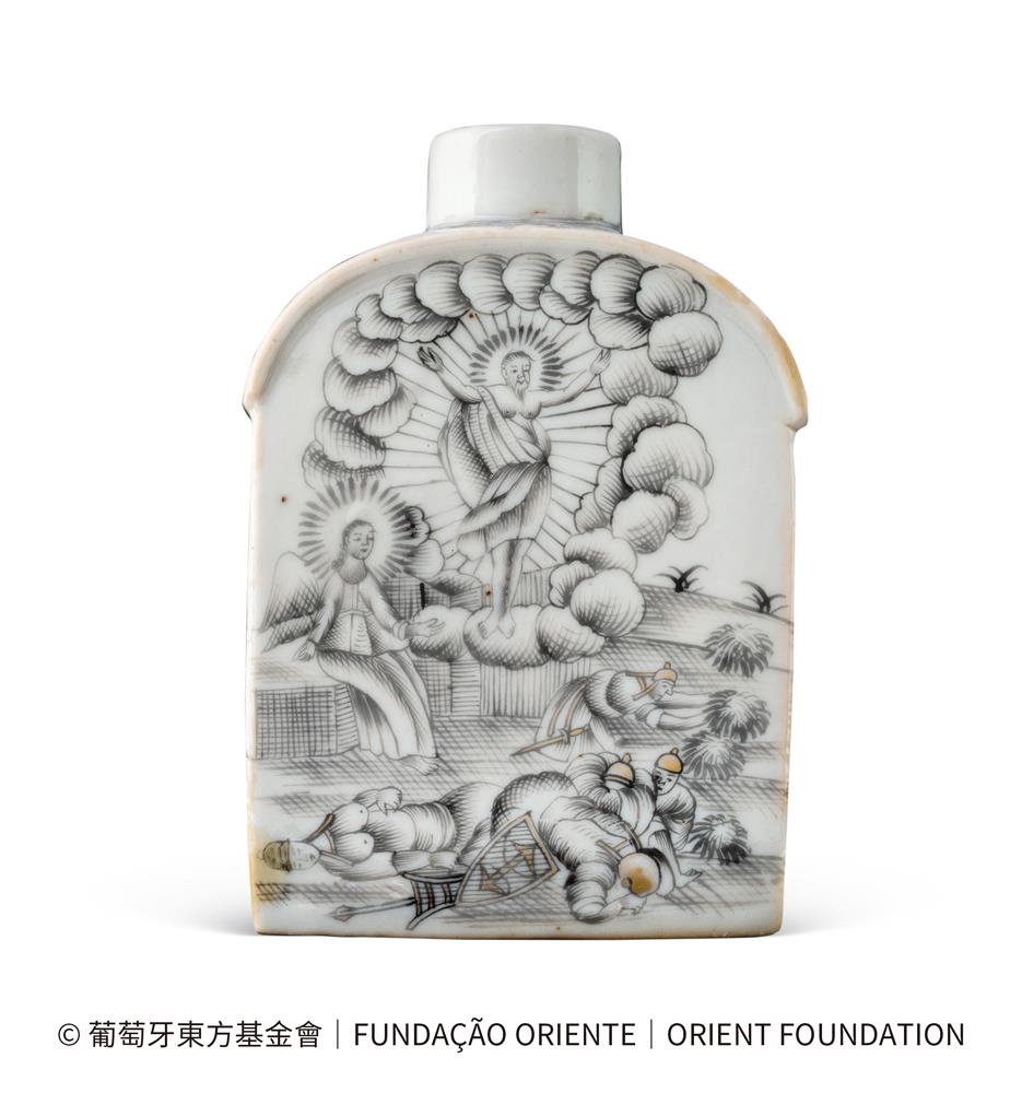 <p><span style="color: rgb(8, 8, 9); font-family: "Segoe UI Historic", "Segoe UI", Helvetica, Arial, sans-serif; font-size: 15px;">展品編號︰115</span><br class="html-br" style="color: rgb(8, 8, 9); font-family: "Segoe UI Historic", "Segoe UI", Helvetica, Arial, sans-serif; font-size: 15px;" />
<br class="html-br" style="color: rgb(8, 8, 9); font-family: "Segoe UI Historic", "Segoe UI", Helvetica, Arial, sans-serif; font-size: 15px;" />
<span style="color: rgb(8, 8, 9); font-family: "Segoe UI Historic", "Segoe UI", Helvetica, Arial, sans-serif; font-size: 15px;">墨彩描金復活圖茶葉罐</span><br class="html-br" style="color: rgb(8, 8, 9); font-family: "Segoe UI Historic", "Segoe UI", Helvetica, Arial, sans-serif; font-size: 15px;" />
<span style="color: rgb(8, 8, 9); font-family: "Segoe UI Historic", "Segoe UI", Helvetica, Arial, sans-serif; font-size: 15px;">清乾隆,約1750年</span><br class="html-br" style="color: rgb(8, 8, 9); font-family: "Segoe UI Historic", "Segoe UI", Helvetica, Arial, sans-serif; font-size: 15px;" />
<span style="color: rgb(8, 8, 9); font-family: "Segoe UI Historic", "Segoe UI", Helvetica, Arial, sans-serif; font-size: 15px;">葡萄牙東方博物館</span><br class="html-br" style="color: rgb(8, 8, 9); font-family: "Segoe UI Historic", "Segoe UI", Helvetica, Arial, sans-serif; font-size: 15px;" />
<br class="html-br" style="color: rgb(8, 8, 9); font-family: "Segoe UI Historic", "Segoe UI", Helvetica, Arial, sans-serif; font-size: 15px;" />
<span style="color: rgb(8, 8, 9); font-family: "Segoe UI Historic", "Segoe UI", Helvetica, Arial, sans-serif; font-size: 15px;">此茶葉罐面飾以墨彩描金聖經故事耶穌復活圖,看守墳墓的士兵在地面正熟睡時,耶穌自墳墓中升起,身體四周放射出光芒,於雲霧之中高舉雙臂,墓旁安坐著同樣發出光芒的聖女,表現耶穌復活的情景。此罐繪製的稿本應出自 18 世紀 50 年代荷蘭藝術家簡·勒伊肯(Jan Luyken)創作的有關基督出生、受難、 復活和升天等系列版畫作品。</span><br class="html-br" style="color: rgb(8, 8, 9); font-family: "Segoe UI Historic", "Segoe UI", Helvetica, Arial, sans-serif; font-size: 15px;" />
<br class="html-br" style="color: rgb(8, 8, 9); font-family: "Segoe UI Historic", "Segoe UI", Helvetica, Arial, sans-serif; font-size: 15px;" />
<span style="color: rgb(8, 8, 9); font-family: "Segoe UI Historic", "Segoe UI", Helvetica, Arial, sans-serif; font-size: 15px;">西方神話和宗教主題的外銷瓷上常見的題材,聖經故事系列的外銷瓷有叫 “耶穌瓷”,指16世紀中葉天主教訂購瓷器之後出現的宗教瓷器。瓷器靈感大多來自《聖經》的插圖和版畫,除了這件茶葉罐上的“耶穌復活”主題,一般還包括有耶穌誕生、受洗、受難及升天等主題。</span></p>