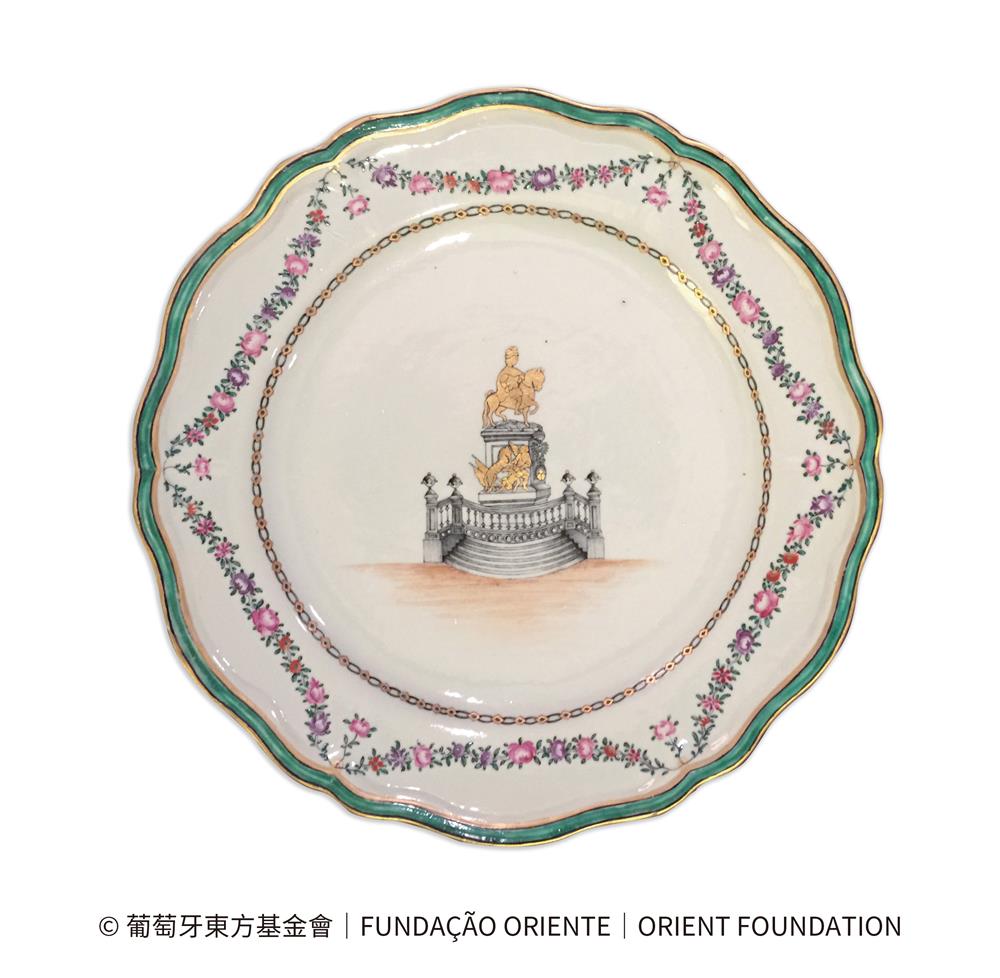 <p><span style="color: rgb(8, 8, 9); font-family: "Segoe UI Historic", "Segoe UI", Helvetica, Arial, sans-serif; font-size: 15px;">展品編號︰112</span><br class="html-br" style="color: rgb(8, 8, 9); font-family: "Segoe UI Historic", "Segoe UI", Helvetica, Arial, sans-serif; font-size: 15px;" />
<br class="html-br" style="color: rgb(8, 8, 9); font-family: "Segoe UI Historic", "Segoe UI", Helvetica, Arial, sans-serif; font-size: 15px;" />
<span style="color: rgb(8, 8, 9); font-family: "Segoe UI Historic", "Segoe UI", Helvetica, Arial, sans-serif; font-size: 15px;">粉彩花口盤</span><br class="html-br" style="color: rgb(8, 8, 9); font-family: "Segoe UI Historic", "Segoe UI", Helvetica, Arial, sans-serif; font-size: 15px;" />
<span style="color: rgb(8, 8, 9); font-family: "Segoe UI Historic", "Segoe UI", Helvetica, Arial, sans-serif; font-size: 15px;">清乾隆,約1775年</span><br class="html-br" style="color: rgb(8, 8, 9); font-family: "Segoe UI Historic", "Segoe UI", Helvetica, Arial, sans-serif; font-size: 15px;" />
<span style="color: rgb(8, 8, 9); font-family: "Segoe UI Historic", "Segoe UI", Helvetica, Arial, sans-serif; font-size: 15px;">葡萄牙東方博物館</span><br class="html-br" style="color: rgb(8, 8, 9); font-family: "Segoe UI Historic", "Segoe UI", Helvetica, Arial, sans-serif; font-size: 15px;" />
<br class="html-br" style="color: rgb(8, 8, 9); font-family: "Segoe UI Historic", "Segoe UI", Helvetica, Arial, sans-serif; font-size: 15px;" />
<span style="color: rgb(8, 8, 9); font-family: "Segoe UI Historic", "Segoe UI", Helvetica, Arial, sans-serif; font-size: 15px;">該件瓷盤描繪了若瑟一世國王的騎馬雕像。</span><br class="html-br" style="color: rgb(8, 8, 9); font-family: "Segoe UI Historic", "Segoe UI", Helvetica, Arial, sans-serif; font-size: 15px;" />
<span style="color: rgb(8, 8, 9); font-family: "Segoe UI Historic", "Segoe UI", Helvetica, Arial, sans-serif; font-size: 15px;">若瑟一世,綽號為改革者,葡萄牙國王,1750年至1777年在位,其騎馬像由葡萄牙雕塑家若阿金·馬查多·德·卡斯特羅(Joaquim Machado de Castro,1731-1822)製作的,矗立於商業廣場(Praça do Comércio)中央,並於1775年6月6日國王61歲生日的那天隆重地擺放在廣場中央。這座青銅雕像是葡萄牙第一座鑄造的青銅雕像,也是里斯本和該國最古老的公共雕像,同時,它亦是里斯本首座獻給國王的紀念性雕像和第一尊為活人製作的雕像。該件瓷盤應為紀念國王騎馬像揭幕而特別定製。</span></p>