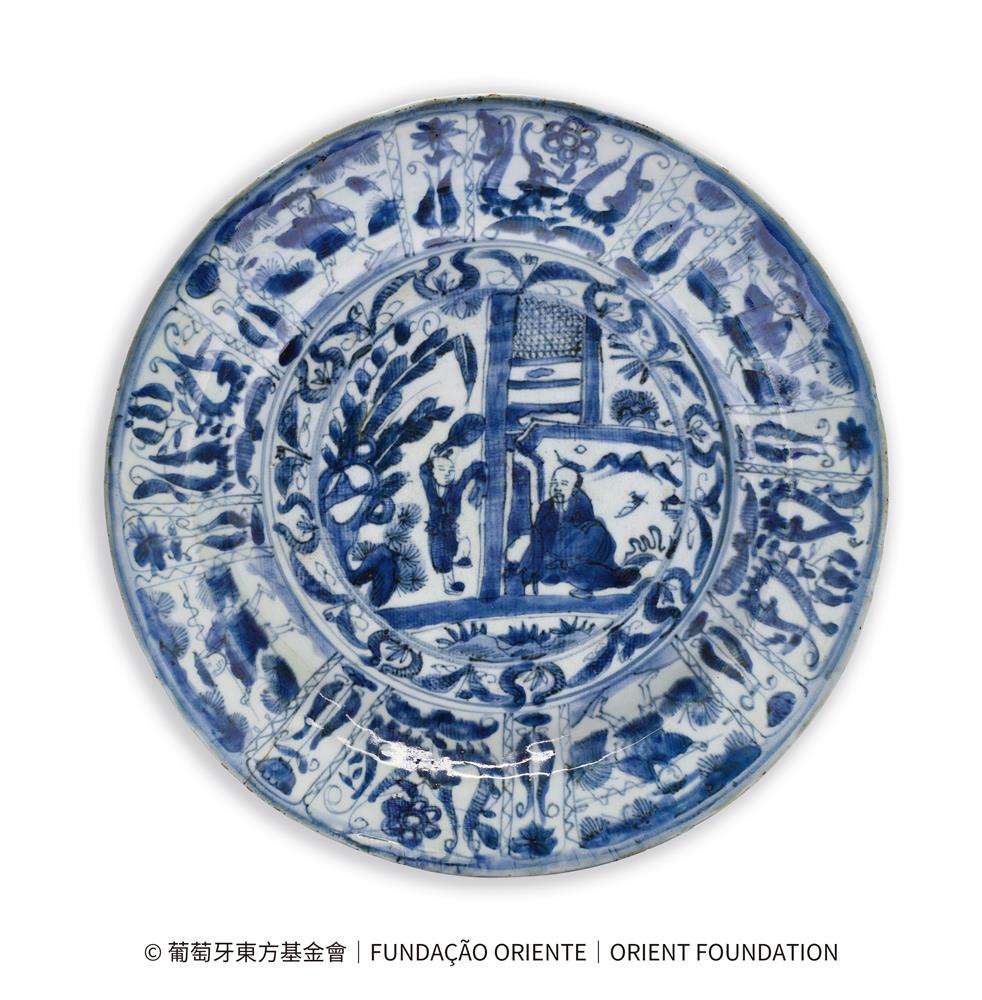 <p><span style="color: rgb(8, 8, 9); font-family: "Segoe UI Historic", "Segoe UI", Helvetica, Arial, sans-serif; font-size: 15px;">展品編號︰78</span><br class="html-br" style="color: rgb(8, 8, 9); font-family: "Segoe UI Historic", "Segoe UI", Helvetica, Arial, sans-serif; font-size: 15px;" />
<br class="html-br" style="color: rgb(8, 8, 9); font-family: "Segoe UI Historic", "Segoe UI", Helvetica, Arial, sans-serif; font-size: 15px;" />
<span style="color: rgb(8, 8, 9); font-family: "Segoe UI Historic", "Segoe UI", Helvetica, Arial, sans-serif; font-size: 15px;">青花開光人物圖盤</span><br class="html-br" style="color: rgb(8, 8, 9); font-family: "Segoe UI Historic", "Segoe UI", Helvetica, Arial, sans-serif; font-size: 15px;" />
<span style="color: rgb(8, 8, 9); font-family: "Segoe UI Historic", "Segoe UI", Helvetica, Arial, sans-serif; font-size: 15px;">明萬曆</span><br class="html-br" style="color: rgb(8, 8, 9); font-family: "Segoe UI Historic", "Segoe UI", Helvetica, Arial, sans-serif; font-size: 15px;" />
<span style="color: rgb(8, 8, 9); font-family: "Segoe UI Historic", "Segoe UI", Helvetica, Arial, sans-serif; font-size: 15px;">葡萄牙東方博物館</span><br class="html-br" style="color: rgb(8, 8, 9); font-family: "Segoe UI Historic", "Segoe UI", Helvetica, Arial, sans-serif; font-size: 15px;" />
<br class="html-br" style="color: rgb(8, 8, 9); font-family: "Segoe UI Historic", "Segoe UI", Helvetica, Arial, sans-serif; font-size: 15px;" />
<span style="color: rgb(8, 8, 9); font-family: "Segoe UI Historic", "Segoe UI", Helvetica, Arial, sans-serif; font-size: 15px;">17世紀上半葉 “鬱金香”在荷蘭盛行,在盤圍開光位置加入鬱金香和其他花卉人物作裝飾,盤心繪上中國傳統文人高士圖案,是一種中西文化結合的表現。</span><br class="html-br" style="color: rgb(8, 8, 9); font-family: "Segoe UI Historic", "Segoe UI", Helvetica, Arial, sans-serif; font-size: 15px;" />
<br class="html-br" style="color: rgb(8, 8, 9); font-family: "Segoe UI Historic", "Segoe UI", Helvetica, Arial, sans-serif; font-size: 15px;" />
<span style="color: rgb(8, 8, 9); font-family: "Segoe UI Historic", "Segoe UI", Helvetica, Arial, sans-serif; font-size: 15px;">在中國古代,高士泛指品行高尚、目光高遠、高雅博學的人。他們往往清高不仕、隱居山野,亦帶超脫世俗之意。</span></p>