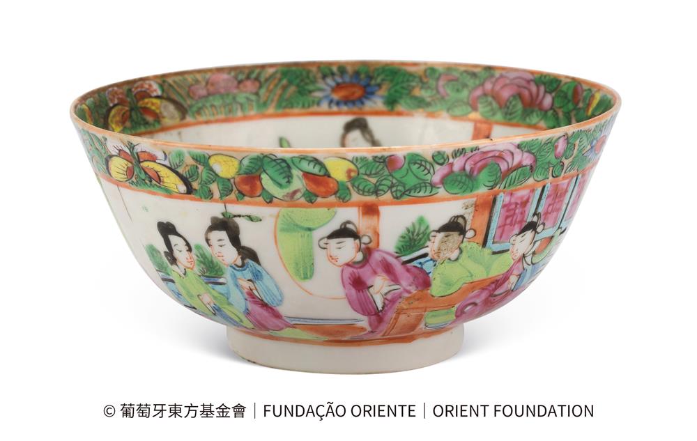 <p><span style="color: rgb(8, 8, 9); font-family: "Segoe UI Historic", "Segoe UI", Helvetica, Arial, sans-serif; font-size: 15px;">展品編號︰123</span><br class="html-br" style="color: rgb(8, 8, 9); font-family: "Segoe UI Historic", "Segoe UI", Helvetica, Arial, sans-serif; font-size: 15px;" />
<br class="html-br" style="color: rgb(8, 8, 9); font-family: "Segoe UI Historic", "Segoe UI", Helvetica, Arial, sans-serif; font-size: 15px;" />
<span style="color: rgb(8, 8, 9); font-family: "Segoe UI Historic", "Segoe UI", Helvetica, Arial, sans-serif; font-size: 15px;">廣彩阿拉伯文人物圖碗</span><br class="html-br" style="color: rgb(8, 8, 9); font-family: "Segoe UI Historic", "Segoe UI", Helvetica, Arial, sans-serif; font-size: 15px;" />
<span style="color: rgb(8, 8, 9); font-family: "Segoe UI Historic", "Segoe UI", Helvetica, Arial, sans-serif; font-size: 15px;">清咸豐,1878年</span><br class="html-br" style="color: rgb(8, 8, 9); font-family: "Segoe UI Historic", "Segoe UI", Helvetica, Arial, sans-serif; font-size: 15px;" />
<span style="color: rgb(8, 8, 9); font-family: "Segoe UI Historic", "Segoe UI", Helvetica, Arial, sans-serif; font-size: 15px;">高7釐米 口徑14.5釐米 足徑6釐米</span><br class="html-br" style="color: rgb(8, 8, 9); font-family: "Segoe UI Historic", "Segoe UI", Helvetica, Arial, sans-serif; font-size: 15px;" />
<span style="color: rgb(8, 8, 9); font-family: "Segoe UI Historic", "Segoe UI", Helvetica, Arial, sans-serif; font-size: 15px;">葡萄牙東方博物館</span><br class="html-br" style="color: rgb(8, 8, 9); font-family: "Segoe UI Historic", "Segoe UI", Helvetica, Arial, sans-serif; font-size: 15px;" />
<br class="html-br" style="color: rgb(8, 8, 9); font-family: "Segoe UI Historic", "Segoe UI", Helvetica, Arial, sans-serif; font-size: 15px;" />
<span style="color: rgb(8, 8, 9); font-family: "Segoe UI Historic", "Segoe UI", Helvetica, Arial, sans-serif; font-size: 15px;">廣彩(廣州織金彩瓷)一般繪有大量人物形象和生活場景,其中“滿大人”(Mandarin)是18至19世紀清代外銷瓷的經典題材,專為迎合歐洲人對中國上流社會想像而製作。畫面多描繪清裝官吏及其家眷在庭院享樂、吸煙或互動的場景,以顏色鮮豔、描金繁複為特點,展現了中西文化交匯的獨特風格。</span></p>