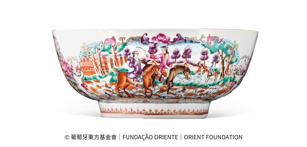 <p><span style="color: rgb(8, 8, 9); font-family: "Segoe UI Historic", "Segoe UI", Helvetica, Arial, sans-serif; font-size: 15px;">展品編號︰119</span><br class="html-br" style="color: rgb(8, 8, 9); font-family: "Segoe UI Historic", "Segoe UI", Helvetica, Arial, sans-serif; font-size: 15px;" />
<br class="html-br" style="color: rgb(8, 8, 9); font-family: "Segoe UI Historic", "Segoe UI", Helvetica, Arial, sans-serif; font-size: 15px;" />
<span style="color: rgb(8, 8, 9); font-family: "Segoe UI Historic", "Segoe UI", Helvetica, Arial, sans-serif; font-size: 15px;">廣彩獵狐圖潘趣碗</span><br class="html-br" style="color: rgb(8, 8, 9); font-family: "Segoe UI Historic", "Segoe UI", Helvetica, Arial, sans-serif; font-size: 15px;" />
<span style="color: rgb(8, 8, 9); font-family: "Segoe UI Historic", "Segoe UI", Helvetica, Arial, sans-serif; font-size: 15px;">清乾隆,約1770-1780年</span><br class="html-br" style="color: rgb(8, 8, 9); font-family: "Segoe UI Historic", "Segoe UI", Helvetica, Arial, sans-serif; font-size: 15px;" />
<span style="color: rgb(8, 8, 9); font-family: "Segoe UI Historic", "Segoe UI", Helvetica, Arial, sans-serif; font-size: 15px;">葡萄牙東方基金會 / 東方博物館</span><br class="html-br" style="color: rgb(8, 8, 9); font-family: "Segoe UI Historic", "Segoe UI", Helvetica, Arial, sans-serif; font-size: 15px;" />
<br class="html-br" style="color: rgb(8, 8, 9); font-family: "Segoe UI Historic", "Segoe UI", Helvetica, Arial, sans-serif; font-size: 15px;" />
<span style="color: rgb(8, 8, 9); font-family: "Segoe UI Historic", "Segoe UI", Helvetica, Arial, sans-serif; font-size: 15px;">此碗飾有四道紋飾:兩道描繪狩獵場景,兩道描繪東方人物。其中一道描繪狩獵場景的紋飾展現了兩位騎馬的獵人,以及他們的獵犬。另一道紋飾則描繪了獵人策馬奔騰,獵犬在樹旁吠叫,一隻狐狸藏身其中。兩道紋飾的背景中均有建築,可能代表狩獵隊伍出發的宅邸。兩道描繪中國人物的紋飾,描繪了一對夫婦在房屋旁,背景是山水,這兩道紋飾透過四道棕褐色植物紋飾與另外兩道紋飾相連。</span><br class="html-br" style="color: rgb(8, 8, 9); font-family: "Segoe UI Historic", "Segoe UI", Helvetica, Arial, sans-serif; font-size: 15px;" />
<span style="color: rgb(8, 8, 9); font-family: "Segoe UI Historic", "Segoe UI", Helvetica, Arial, sans-serif; font-size: 15px;">杯內圓形飾章描繪了一位徒步獵人,周圍環繞著獵犬,注視著狐狸躲在樹梢。</span></p>