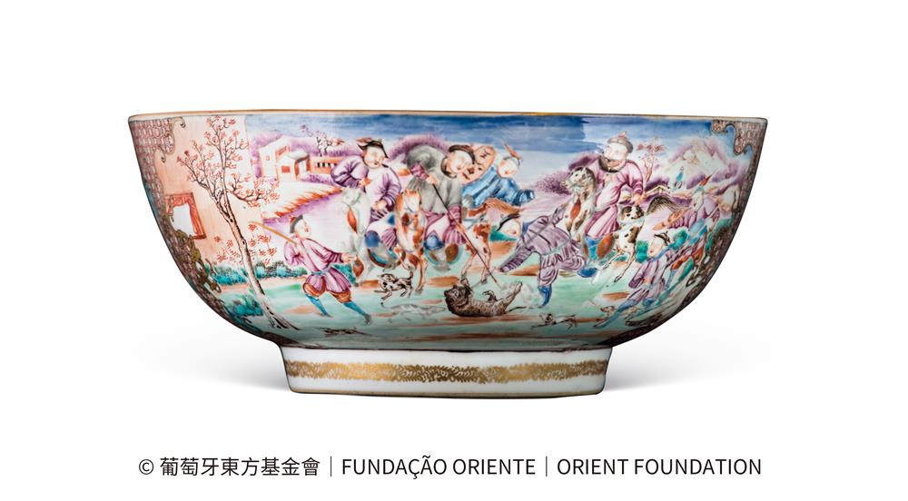 <p><span style="color: rgb(8, 8, 9); font-family: "Segoe UI Historic", "Segoe UI", Helvetica, Arial, sans-serif; font-size: 15px;">展品編號︰120</span><br class="html-br" style="color: rgb(8, 8, 9); font-family: "Segoe UI Historic", "Segoe UI", Helvetica, Arial, sans-serif; font-size: 15px;" />
<br class="html-br" style="color: rgb(8, 8, 9); font-family: "Segoe UI Historic", "Segoe UI", Helvetica, Arial, sans-serif; font-size: 15px;" />
<span style="color: rgb(8, 8, 9); font-family: "Segoe UI Historic", "Segoe UI", Helvetica, Arial, sans-serif; font-size: 15px;">廣彩人物狩獵圖潘趣碗</span><br class="html-br" style="color: rgb(8, 8, 9); font-family: "Segoe UI Historic", "Segoe UI", Helvetica, Arial, sans-serif; font-size: 15px;" />
<span style="color: rgb(8, 8, 9); font-family: "Segoe UI Historic", "Segoe UI", Helvetica, Arial, sans-serif; font-size: 15px;">清乾隆,約1755-1765年</span><br class="html-br" style="color: rgb(8, 8, 9); font-family: "Segoe UI Historic", "Segoe UI", Helvetica, Arial, sans-serif; font-size: 15px;" />
<span style="color: rgb(8, 8, 9); font-family: "Segoe UI Historic", "Segoe UI", Helvetica, Arial, sans-serif; font-size: 15px;">葡萄牙東方基金會 / 東方博物館</span><br class="html-br" style="color: rgb(8, 8, 9); font-family: "Segoe UI Historic", "Segoe UI", Helvetica, Arial, sans-serif; font-size: 15px;" />
<br class="html-br" style="color: rgb(8, 8, 9); font-family: "Segoe UI Historic", "Segoe UI", Helvetica, Arial, sans-serif; font-size: 15px;" />
<span style="color: rgb(8, 8, 9); font-family: "Segoe UI Historic", "Segoe UI", Helvetica, Arial, sans-serif; font-size: 15px;">此碗飾有描繪獵虎場景的紋飾。其中一紋飾描繪了獵虎的瞬間,另一飾則描繪了獵人抬著獵虎的場景。在兩個紋飾中,一個紋飾描繪了兩位女性在花園中交談的場景;另一個紋飾則描繪了兩位女性似乎在迎接獵人的到來。紋飾邊緣飾以金線勾勒的曲線和花卉紋飾,風格類似邁森瓷器。碗底通體飾以密集的蜂巢狀紋樣,以鐵紅、灰泥和金線繪製而成。碗內壁繪有一幅連續不斷的獵狐場景,碗心繪有一隻被圍困的狐狸。</span></p>