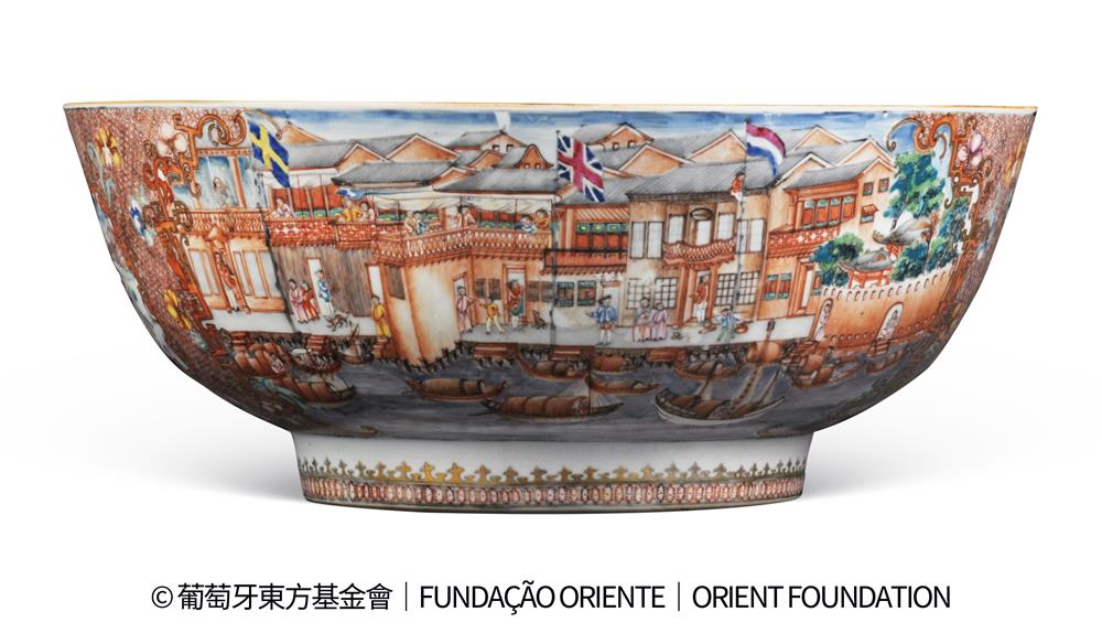<p><span style="color: rgb(8, 8, 9); font-family: "Segoe UI Historic", "Segoe UI", Helvetica, Arial, sans-serif; font-size: 15px;">展品編號︰121</span><br class="html-br" style="color: rgb(8, 8, 9); font-family: "Segoe UI Historic", "Segoe UI", Helvetica, Arial, sans-serif; font-size: 15px;" />
<br class="html-br" style="color: rgb(8, 8, 9); font-family: "Segoe UI Historic", "Segoe UI", Helvetica, Arial, sans-serif; font-size: 15px;" />
<span style="color: rgb(8, 8, 9); font-family: "Segoe UI Historic", "Segoe UI", Helvetica, Arial, sans-serif; font-size: 15px;">廣彩廣州十三行商館圖潘趣碗</span><br class="html-br" style="color: rgb(8, 8, 9); font-family: "Segoe UI Historic", "Segoe UI", Helvetica, Arial, sans-serif; font-size: 15px;" />
<span style="color: rgb(8, 8, 9); font-family: "Segoe UI Historic", "Segoe UI", Helvetica, Arial, sans-serif; font-size: 15px;">清乾隆,約1770-1775年</span><br class="html-br" style="color: rgb(8, 8, 9); font-family: "Segoe UI Historic", "Segoe UI", Helvetica, Arial, sans-serif; font-size: 15px;" />
<span style="color: rgb(8, 8, 9); font-family: "Segoe UI Historic", "Segoe UI", Helvetica, Arial, sans-serif; font-size: 15px;">葡萄牙東方基金會 / 東方博物館</span><br class="html-br" style="color: rgb(8, 8, 9); font-family: "Segoe UI Historic", "Segoe UI", Helvetica, Arial, sans-serif; font-size: 15px;" />
<br class="html-br" style="color: rgb(8, 8, 9); font-family: "Segoe UI Historic", "Segoe UI", Helvetica, Arial, sans-serif; font-size: 15px;" />
<span style="color: rgb(8, 8, 9); font-family: "Segoe UI Historic", "Segoe UI", Helvetica, Arial, sans-serif; font-size: 15px;">碗身兩處開光繪製珠江畔的廣州十三行商館景觀。首幅繪有瑞典、英國與荷蘭商館及旗幟。自1780年起,描繪外國貿易站的圖案開始採用單一連續的畫面,覆蓋整個器物。</span></p>