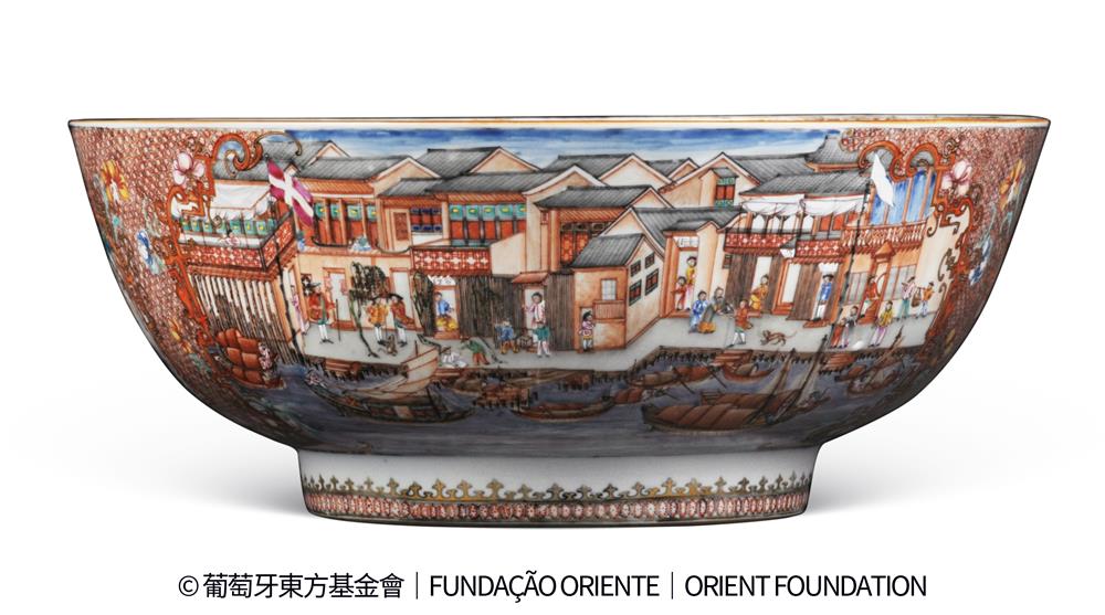 <p><span style="color: rgb(8, 8, 9); font-family: "Segoe UI Historic", "Segoe UI", Helvetica, Arial, sans-serif; font-size: 15px;">展品編號︰121</span><br class="html-br" style="color: rgb(8, 8, 9); font-family: "Segoe UI Historic", "Segoe UI", Helvetica, Arial, sans-serif; font-size: 15px;" />
<br class="html-br" style="color: rgb(8, 8, 9); font-family: "Segoe UI Historic", "Segoe UI", Helvetica, Arial, sans-serif; font-size: 15px;" />
<span style="color: rgb(8, 8, 9); font-family: "Segoe UI Historic", "Segoe UI", Helvetica, Arial, sans-serif; font-size: 15px;">廣彩廣州十三行商館圖潘趣碗</span><br class="html-br" style="color: rgb(8, 8, 9); font-family: "Segoe UI Historic", "Segoe UI", Helvetica, Arial, sans-serif; font-size: 15px;" />
<span style="color: rgb(8, 8, 9); font-family: "Segoe UI Historic", "Segoe UI", Helvetica, Arial, sans-serif; font-size: 15px;">清乾隆,約1770-1775年</span><br class="html-br" style="color: rgb(8, 8, 9); font-family: "Segoe UI Historic", "Segoe UI", Helvetica, Arial, sans-serif; font-size: 15px;" />
<span style="color: rgb(8, 8, 9); font-family: "Segoe UI Historic", "Segoe UI", Helvetica, Arial, sans-serif; font-size: 15px;">葡萄牙東方基金會 / 東方博物館</span><br class="html-br" style="color: rgb(8, 8, 9); font-family: "Segoe UI Historic", "Segoe UI", Helvetica, Arial, sans-serif; font-size: 15px;" />
<br class="html-br" style="color: rgb(8, 8, 9); font-family: "Segoe UI Historic", "Segoe UI", Helvetica, Arial, sans-serif; font-size: 15px;" />
<span style="color: rgb(8, 8, 9); font-family: "Segoe UI Historic", "Segoe UI", Helvetica, Arial, sans-serif; font-size: 15px;">另一幅則繪有丹麥與法國商館及國旗,其中法國旗為1789年共和國成立前的傳統白底旗幟。畫面中未見奧地利帝國旗,這與其他同類酒碗不同,暗示本碗該早於1779年奧地利商館進駐廣州之年。</span></p>