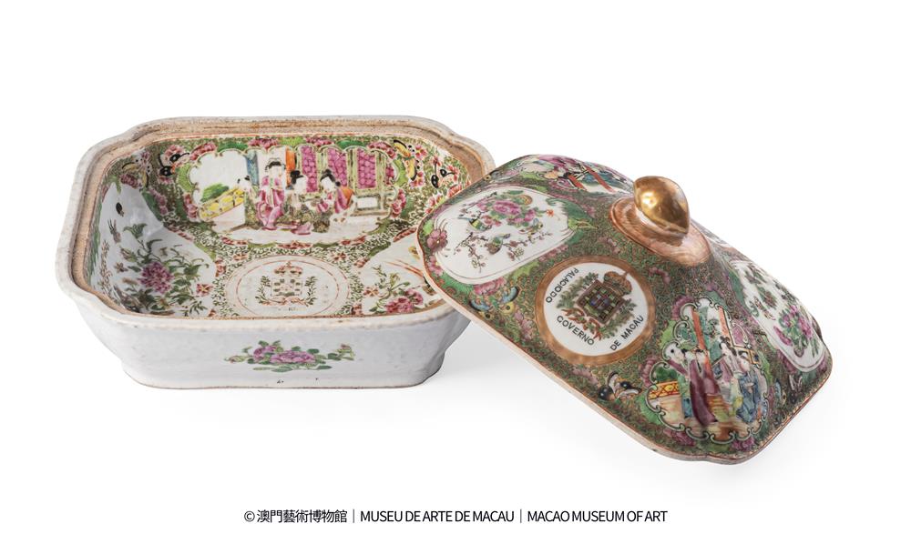 <p><span style="color: rgb(8, 8, 9); font-family: "Segoe UI Historic", "Segoe UI", Helvetica, Arial, sans-serif; font-size: 15px;">展品編號︰124</span><br class="html-br" style="color: rgb(8, 8, 9); font-family: "Segoe UI Historic", "Segoe UI", Helvetica, Arial, sans-serif; font-size: 15px;" />
<br class="html-br" style="color: rgb(8, 8, 9); font-family: "Segoe UI Historic", "Segoe UI", Helvetica, Arial, sans-serif; font-size: 15px;" />
<span style="color: rgb(8, 8, 9); font-family: "Segoe UI Historic", "Segoe UI", Helvetica, Arial, sans-serif; font-size: 15px;">廣彩紋章開光人物花鳥圖帶蓋盤</span><br class="html-br" style="color: rgb(8, 8, 9); font-family: "Segoe UI Historic", "Segoe UI", Helvetica, Arial, sans-serif; font-size: 15px;" />
<span style="color: rgb(8, 8, 9); font-family: "Segoe UI Historic", "Segoe UI", Helvetica, Arial, sans-serif; font-size: 15px;">清光緒 </span><br class="html-br" style="color: rgb(8, 8, 9); font-family: "Segoe UI Historic", "Segoe UI", Helvetica, Arial, sans-serif; font-size: 15px;" />
<span style="color: rgb(8, 8, 9); font-family: "Segoe UI Historic", "Segoe UI", Helvetica, Arial, sans-serif; font-size: 15px;">澳門藝術博物館</span><br class="html-br" style="color: rgb(8, 8, 9); font-family: "Segoe UI Historic", "Segoe UI", Helvetica, Arial, sans-serif; font-size: 15px;" />
<br class="html-br" style="color: rgb(8, 8, 9); font-family: "Segoe UI Historic", "Segoe UI", Helvetica, Arial, sans-serif; font-size: 15px;" />
<span style="color: rgb(8, 8, 9); font-family: "Segoe UI Historic", "Segoe UI", Helvetica, Arial, sans-serif; font-size: 15px;">整體大致呈方形,蓋面有一鎏金橄欖形鈕。蓋面長邊兩側中間對稱分布有一圓形開光,開光中央繪有葡萄牙皇室徽號並書有PALACIO DO GOVERNO DE MACAO字樣。另有四個扇形開光呈斜對稱分布,分別繪有中式明裝人物及蝴蝶花鳥圖案,各開光之間以五彩纏枝花卉蝴蝶紋填充。</span><br class="html-br" style="color: rgb(8, 8, 9); font-family: "Segoe UI Historic", "Segoe UI", Helvetica, Arial, sans-serif; font-size: 15px;" />
<span style="color: rgb(8, 8, 9); font-family: "Segoe UI Historic", "Segoe UI", Helvetica, Arial, sans-serif; font-size: 15px;">器身外側四邊各有一折枝花裝飾,內壁四邊各一扇形開光呈對稱分布,分別為中式明裝人物及蝴蝶花鳥圖案。內底為葡萄牙皇室徽號並書有PALACIO DO GOVERNO DE MACAO字樣。各開光之間以五彩纏枝花卉蝴蝶紋填充。</span><br class="html-br" style="color: rgb(8, 8, 9); font-family: "Segoe UI Historic", "Segoe UI", Helvetica, Arial, sans-serif; font-size: 15px;" />
<span style="color: rgb(8, 8, 9); font-family: "Segoe UI Historic", "Segoe UI", Helvetica, Arial, sans-serif; font-size: 15px;">此件廣彩盤構圖緊湊、裝飾絢麗,是19世紀以來廣彩瓷器的典型風格。該盤曾於澳葡時期澳門總督府內使用。</span></p>