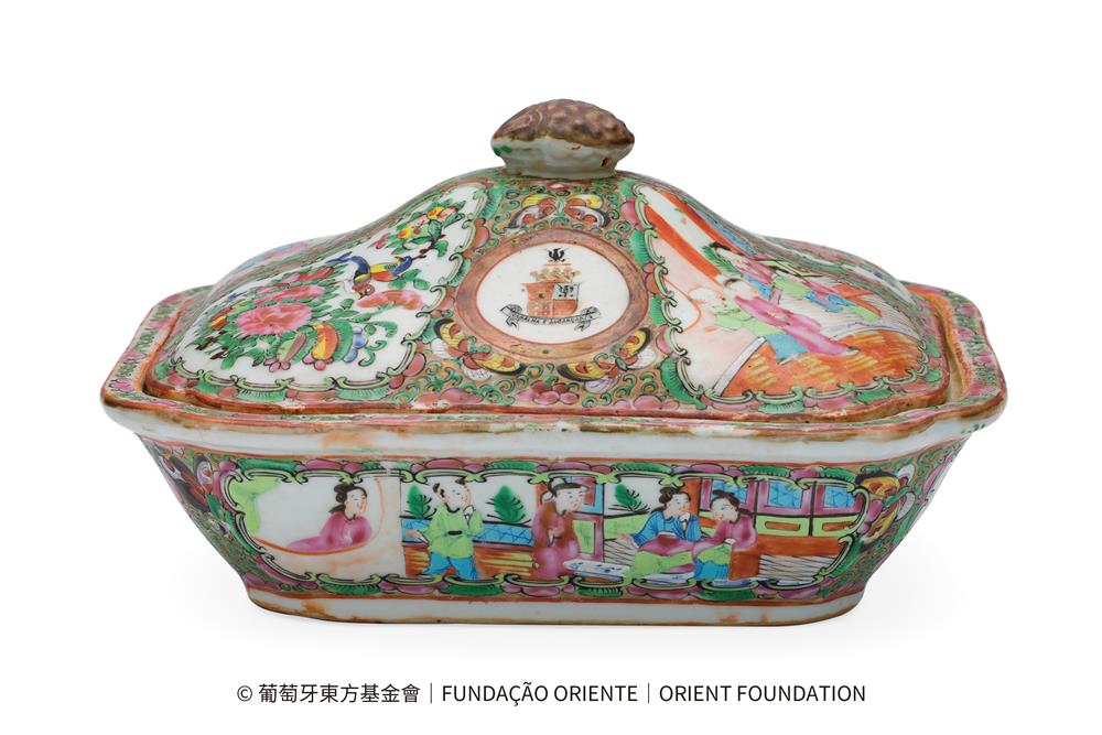 <p><span style="color: rgb(8, 8, 9); font-family: "Segoe UI Historic", "Segoe UI", Helvetica, Arial, sans-serif; font-size: 15px;">展品編號︰125</span><br class="html-br" style="color: rgb(8, 8, 9); font-family: "Segoe UI Historic", "Segoe UI", Helvetica, Arial, sans-serif; font-size: 15px;" />
<br class="html-br" style="color: rgb(8, 8, 9); font-family: "Segoe UI Historic", "Segoe UI", Helvetica, Arial, sans-serif; font-size: 15px;" />
<span style="color: rgb(8, 8, 9); font-family: "Segoe UI Historic", "Segoe UI", Helvetica, Arial, sans-serif; font-size: 15px;">廣彩紋章開光人物花鳥圖帶蓋盤</span><br class="html-br" style="color: rgb(8, 8, 9); font-family: "Segoe UI Historic", "Segoe UI", Helvetica, Arial, sans-serif; font-size: 15px;" />
<span style="color: rgb(8, 8, 9); font-family: "Segoe UI Historic", "Segoe UI", Helvetica, Arial, sans-serif; font-size: 15px;">清光緒,約1890年</span><br class="html-br" style="color: rgb(8, 8, 9); font-family: "Segoe UI Historic", "Segoe UI", Helvetica, Arial, sans-serif; font-size: 15px;" />
<span style="color: rgb(8, 8, 9); font-family: "Segoe UI Historic", "Segoe UI", Helvetica, Arial, sans-serif; font-size: 15px;">葡萄牙東方基金會 / 東方博物館</span><br class="html-br" style="color: rgb(8, 8, 9); font-family: "Segoe UI Historic", "Segoe UI", Helvetica, Arial, sans-serif; font-size: 15px;" />
<br class="html-br" style="color: rgb(8, 8, 9); font-family: "Segoe UI Historic", "Segoe UI", Helvetica, Arial, sans-serif; font-size: 15px;" />
<span style="color: rgb(8, 8, 9); font-family: "Segoe UI Historic", "Segoe UI", Helvetica, Arial, sans-serif; font-size: 15px;">此盤為長方形,有蓋,盤壁斜開,外翻口沿,四角呈扇形,與胎盤凹陷處相呼應,盤底有短圈足。杯形蓋與盤身線條一致,頂部飾以果形耳。此盤瓷質厚重,外釉近乎無色,內釉呈青色,圈足末端及蓋口處除外。</span><br class="html-br" style="color: rgb(8, 8, 9); font-family: "Segoe UI Historic", "Segoe UI", Helvetica, Arial, sans-serif; font-size: 15px;" />
<span style="color: rgb(8, 8, 9); font-family: "Segoe UI Historic", "Segoe UI", Helvetica, Arial, sans-serif; font-size: 15px;">此器飾以彩繪和金琺瑯,共有四處紋飾:器身正面為矩形紋飾,蓋角為圓錐形紋飾。紋飾內交替繪有生動的內外場景,人物各異,花果點綴,異域鳥蝶翩翩,金色底面上也飾以花果蝴蝶,色彩以綠色、粉色、黃色、藍色等廣彩琺瑯為特色。器口鎏金,邊緣飾以花葉紋。器內亦繪有花果枝條。蓋面中央,兩長面之間,飾有一圓形紋章,外框鎏金,並以紅鐵勾勒輪廓,紋章上繪有紋章圖案。此紋章難以辨認,因此難以確定其歸屬。</span></p>