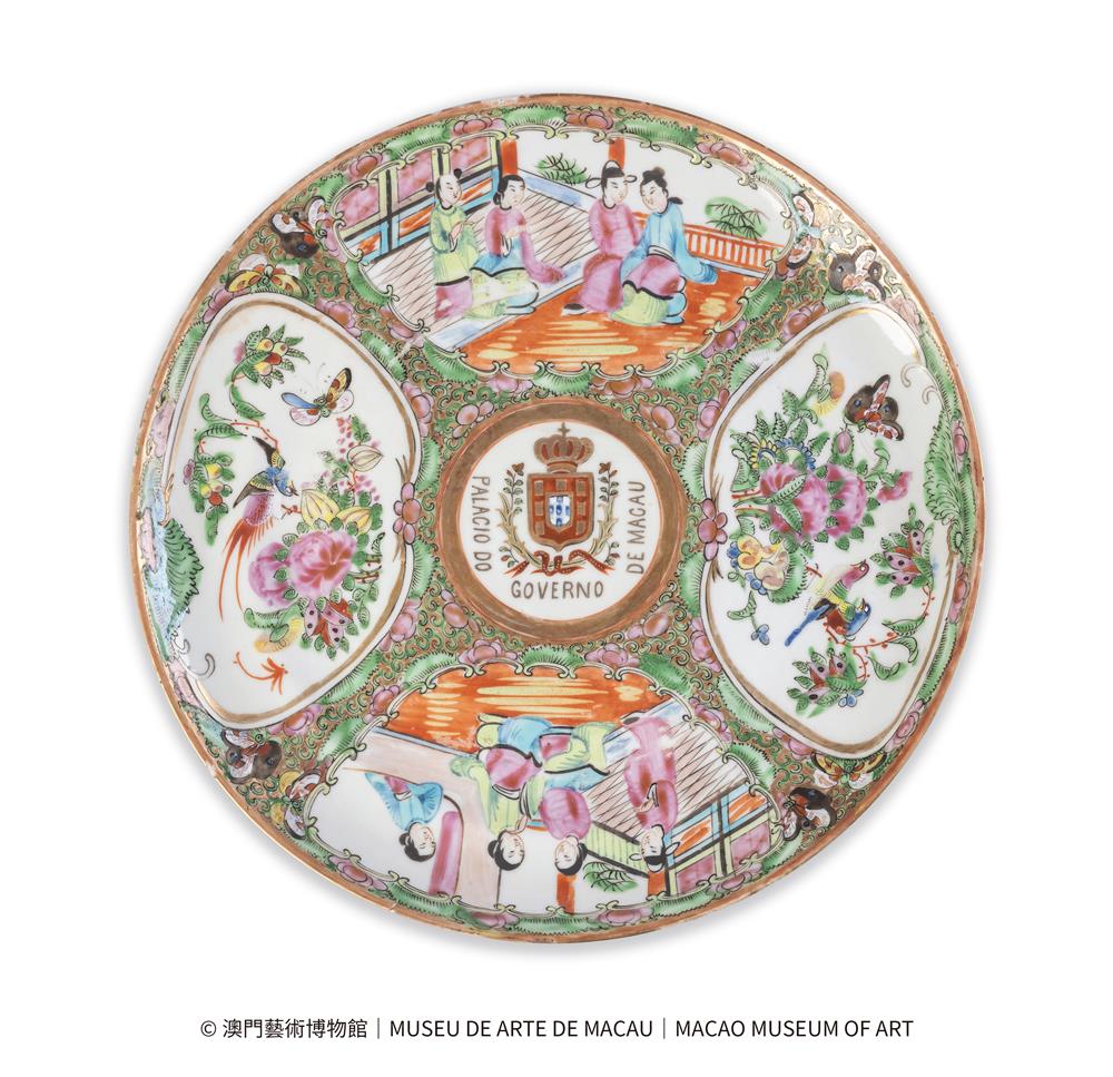 <p><span style="color: rgb(8, 8, 9); font-family: "Segoe UI Historic", "Segoe UI", Helvetica, Arial, sans-serif; font-size: 15px;">展品編號︰126</span><br class="html-br" style="color: rgb(8, 8, 9); font-family: "Segoe UI Historic", "Segoe UI", Helvetica, Arial, sans-serif; font-size: 15px;" />
<br class="html-br" style="color: rgb(8, 8, 9); font-family: "Segoe UI Historic", "Segoe UI", Helvetica, Arial, sans-serif; font-size: 15px;" />
<span style="color: rgb(8, 8, 9); font-family: "Segoe UI Historic", "Segoe UI", Helvetica, Arial, sans-serif; font-size: 15px;">廣彩紋章開光人物花鳥圖紋圓盤</span><br class="html-br" style="color: rgb(8, 8, 9); font-family: "Segoe UI Historic", "Segoe UI", Helvetica, Arial, sans-serif; font-size: 15px;" />
<span style="color: rgb(8, 8, 9); font-family: "Segoe UI Historic", "Segoe UI", Helvetica, Arial, sans-serif; font-size: 15px;">清光緒</span><br class="html-br" style="color: rgb(8, 8, 9); font-family: "Segoe UI Historic", "Segoe UI", Helvetica, Arial, sans-serif; font-size: 15px;" />
<span style="color: rgb(8, 8, 9); font-family: "Segoe UI Historic", "Segoe UI", Helvetica, Arial, sans-serif; font-size: 15px;">澳門藝術博物館</span><br class="html-br" style="color: rgb(8, 8, 9); font-family: "Segoe UI Historic", "Segoe UI", Helvetica, Arial, sans-serif; font-size: 15px;" />
<br class="html-br" style="color: rgb(8, 8, 9); font-family: "Segoe UI Historic", "Segoe UI", Helvetica, Arial, sans-serif; font-size: 15px;" />
<span style="color: rgb(8, 8, 9); font-family: "Segoe UI Historic", "Segoe UI", Helvetica, Arial, sans-serif; font-size: 15px;">敞口,淺弧腹,圈足底。盤內為四組扇形開光,開光內對稱分布有中式明裝人物及花鳥圖案。內底中央繪有葡萄牙皇室徽號,下裝飾並書有PALACIO DO GOVERNO DE MACAO字樣。</span><br class="html-br" style="color: rgb(8, 8, 9); font-family: "Segoe UI Historic", "Segoe UI", Helvetica, Arial, sans-serif; font-size: 15px;" />
<span style="color: rgb(8, 8, 9); font-family: "Segoe UI Historic", "Segoe UI", Helvetica, Arial, sans-serif; font-size: 15px;">此件廣彩盤構圖緊湊、裝飾絢麗,是19世紀以來廣彩瓷器的典型風格。該盤是澳葡時期陳設於澳門總督府內的大廳作為裝飾之用。</span><br class="html-br" style="color: rgb(8, 8, 9); font-family: "Segoe UI Historic", "Segoe UI", Helvetica, Arial, sans-serif; font-size: 15px;" />
<span style="color: rgb(8, 8, 9); font-family: "Segoe UI Historic", "Segoe UI", Helvetica, Arial, sans-serif; font-size: 15px;">同治、光緒時期流行花鳥與人物相結合的紋樣,以連續的“C”字形曲線畫出分隔的開光邊飾(廣彩俗稱“開斗方”),根據不同器形的需要,通常是四開光或六個、八個開光,人物與花鳥圖案相對應地分佈。這種就是廣彩程式化的典型風格,一直影響至今。</span></p>