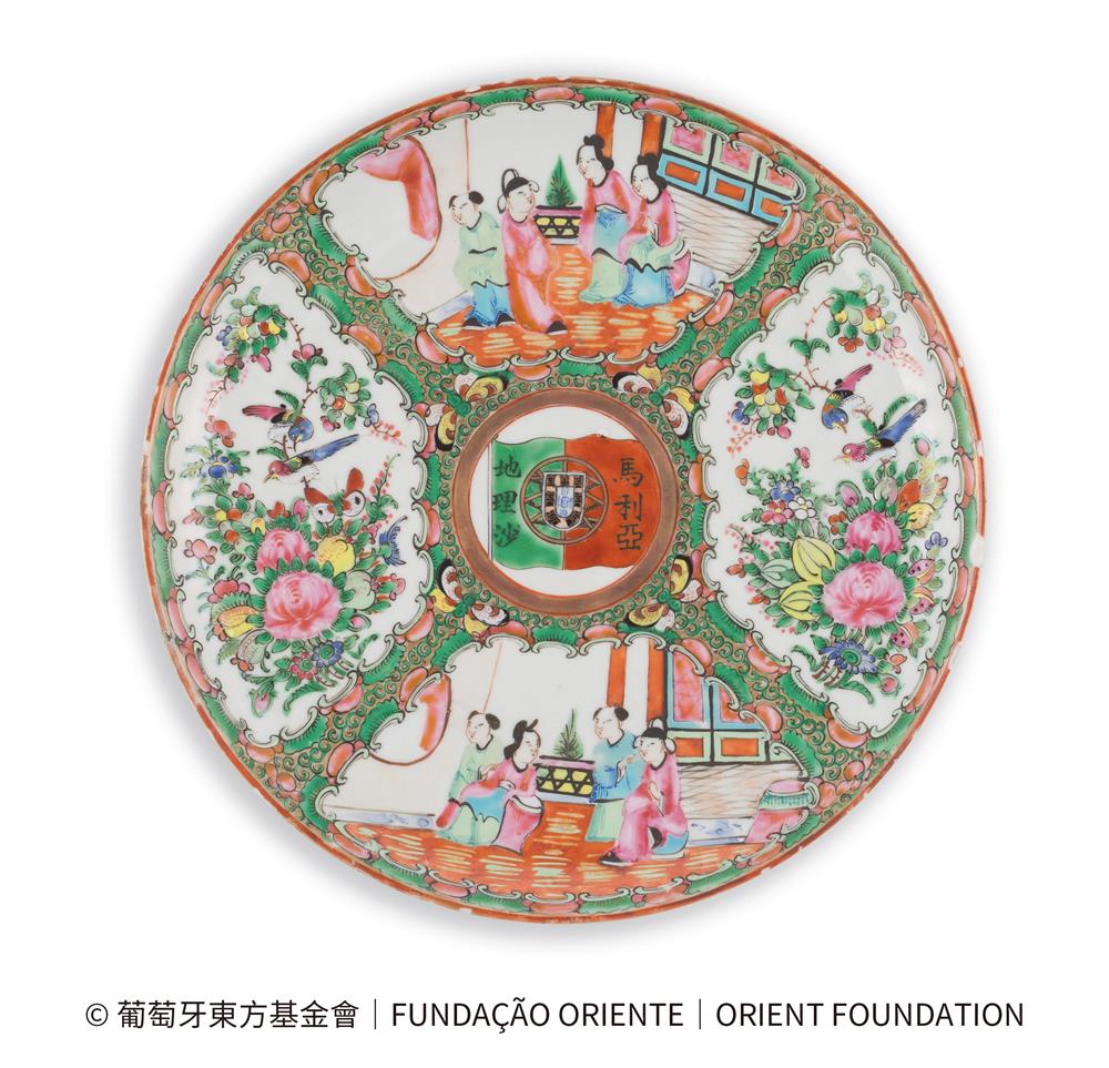 <p><span style="color: rgb(8, 8, 9); font-family: "Segoe UI Historic", "Segoe UI", Helvetica, Arial, sans-serif; font-size: 15px;">展品編號︰127</span><br class="html-br" style="color: rgb(8, 8, 9); font-family: "Segoe UI Historic", "Segoe UI", Helvetica, Arial, sans-serif; font-size: 15px;" />
<br class="html-br" style="color: rgb(8, 8, 9); font-family: "Segoe UI Historic", "Segoe UI", Helvetica, Arial, sans-serif; font-size: 15px;" />
<span style="color: rgb(8, 8, 9); font-family: "Segoe UI Historic", "Segoe UI", Helvetica, Arial, sans-serif; font-size: 15px;">廣彩紋章開光人物花鳥紋圓盤</span><br class="html-br" style="color: rgb(8, 8, 9); font-family: "Segoe UI Historic", "Segoe UI", Helvetica, Arial, sans-serif; font-size: 15px;" />
<span style="color: rgb(8, 8, 9); font-family: "Segoe UI Historic", "Segoe UI", Helvetica, Arial, sans-serif; font-size: 15px;">民國,約1912年後</span><br class="html-br" style="color: rgb(8, 8, 9); font-family: "Segoe UI Historic", "Segoe UI", Helvetica, Arial, sans-serif; font-size: 15px;" />
<span style="color: rgb(8, 8, 9); font-family: "Segoe UI Historic", "Segoe UI", Helvetica, Arial, sans-serif; font-size: 15px;">葡萄牙東方博物館</span><br class="html-br" style="color: rgb(8, 8, 9); font-family: "Segoe UI Historic", "Segoe UI", Helvetica, Arial, sans-serif; font-size: 15px;" />
<br class="html-br" style="color: rgb(8, 8, 9); font-family: "Segoe UI Historic", "Segoe UI", Helvetica, Arial, sans-serif; font-size: 15px;" />
<span style="color: rgb(8, 8, 9); font-family: "Segoe UI Historic", "Segoe UI", Helvetica, Arial, sans-serif; font-size: 15px;">盤身飾以彩釉金飾,中央為圓形紋章,紋章外框以鐵紅色鎏金,內含葡萄牙共和國國旗,左綠右紅,中間分界線上的渾天儀上繪有葡萄牙國徽。國旗上以黑色書寫六個漢字,分為兩列,每列三個,分別以綠色和紅色書寫。由四個扇形鏤空圖案環繞,圖案內交替呈現花枝果枝,枝枝上棲息著兩隻鳥;以及描繪男女人物的外部場景,背景為金色,飾以綠色捲草紋、樹葉和粉紅色半花冠,盤心周圍環繞著四隻大蝴蝶。獎章邊緣為金色。底部以黑色字體刻有漢字“地理沙”(意為特蕾莎)和“馬利亞”(意為瑪麗亞)。</span></p>