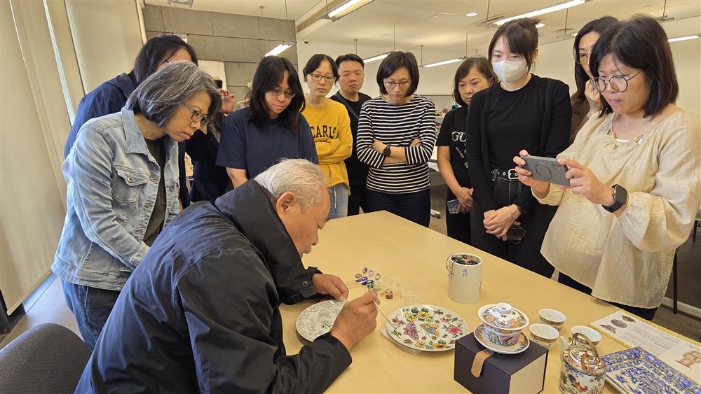 <p><span style="color: rgb(8, 8, 9); font-family: "Segoe UI Historic", "Segoe UI", Helvetica, Arial, sans-serif; font-size: 15px;">廣彩大師李溢坡先生早前主持 "海通鏡鑒──廣彩體驗工作坊",親授廣彩繪畫秘技。</span></p>
