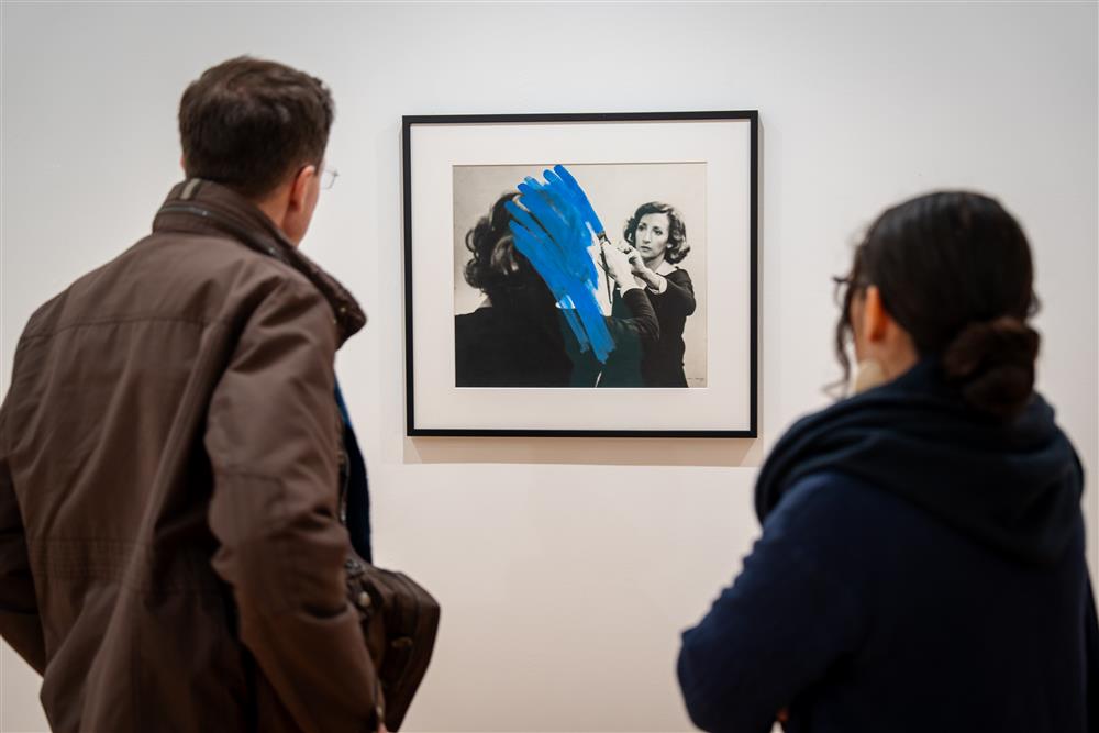 <p>本次回顧展是迄今規模最大的海倫娜.阿爾梅達專題展覽之一。展覽依時間脈絡展開,呈現她漫長創作生涯中的關鍵階段與多元向度,完整梳理其作品中“身體表演性”與“自我再現實踐”之間的獨特聯繫——這種以自身形象為核心的創作特質,正是她藝術語彙的標誌。<br />
<br />
逾五十年的創作歷程中,海倫娜.阿爾梅達的作品亦持續對繪畫與素描實踐進行深刻反思。她透過攝影圖像解構身體與繪畫、素描行為之間的關係,對此類歷史悠久的藝術形式提出批判性視角。</p>