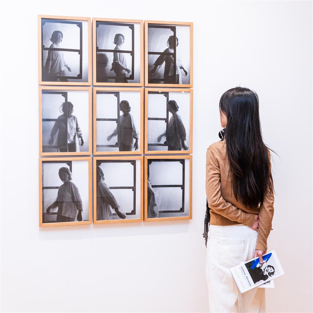 <p><span style="color: rgb(8, 8, 9); font-family: "Segoe UI Historic", "Segoe UI", Helvetica, Arial, sans-serif; font-size: 15px;">《被居住的畫布》</span><br class="html-br" style="color: rgb(8, 8, 9); font-family: "Segoe UI Historic", "Segoe UI", Helvetica, Arial, sans-serif; font-size: 15px;" />
<span style="color: rgb(8, 8, 9); font-family: "Segoe UI Historic", "Segoe UI", Helvetica, Arial, sans-serif; font-size: 15px;">1976</span><br class="html-br" style="color: rgb(8, 8, 9); font-family: "Segoe UI Historic", "Segoe UI", Helvetica, Arial, sans-serif; font-size: 15px;" />
<span style="color: rgb(8, 8, 9); font-family: "Segoe UI Historic", "Segoe UI", Helvetica, Arial, sans-serif; font-size: 15px;">黑白照片</span></p>