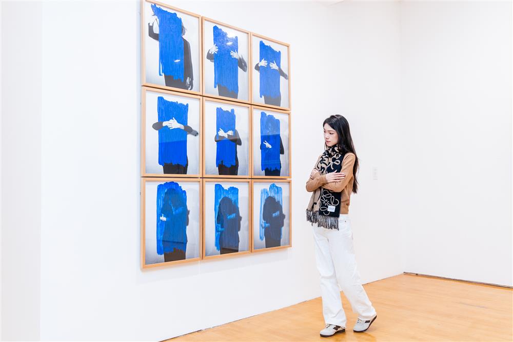 <p><span style="color: rgb(8, 8, 9); font-family: "Segoe UI Historic", "Segoe UI", Helvetica, Arial, sans-serif; font-size: 15px;">《為了內在的豐盈》</span><br class="html-br" style="color: rgb(8, 8, 9); font-family: "Segoe UI Historic", "Segoe UI", Helvetica, Arial, sans-serif; font-size: 15px;" />
<span style="color: rgb(8, 8, 9); font-family: "Segoe UI Historic", "Segoe UI", Helvetica, Arial, sans-serif; font-size: 15px;">1976</span><br class="html-br" style="color: rgb(8, 8, 9); font-family: "Segoe UI Historic", "Segoe UI", Helvetica, Arial, sans-serif; font-size: 15px;" />
<span style="color: rgb(8, 8, 9); font-family: "Segoe UI Historic", "Segoe UI", Helvetica, Arial, sans-serif; font-size: 15px;">藍色丙烯顏料繪於黑白照片上</span></p>