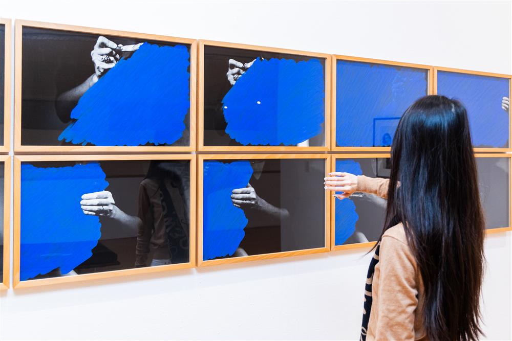 <p><span style="color: rgb(8, 8, 9); font-family: "Segoe UI Historic", "Segoe UI", Helvetica, Arial, sans-serif; font-size: 15px;">《被居住的繪畫》</span><br class="html-br" style="color: rgb(8, 8, 9); font-family: "Segoe UI Historic", "Segoe UI", Helvetica, Arial, sans-serif; font-size: 15px;" />
<span style="color: rgb(8, 8, 9); font-family: "Segoe UI Historic", "Segoe UI", Helvetica, Arial, sans-serif; font-size: 15px;">1976</span><br class="html-br" style="color: rgb(8, 8, 9); font-family: "Segoe UI Historic", "Segoe UI", Helvetica, Arial, sans-serif; font-size: 15px;" />
<span style="color: rgb(8, 8, 9); font-family: "Segoe UI Historic", "Segoe UI", Helvetica, Arial, sans-serif; font-size: 15px;">藍色丙烯顏料繪於黑白照片上</span></p>