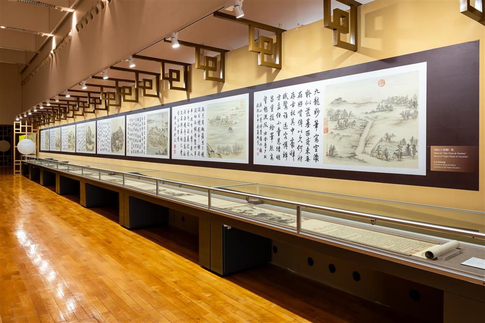 <p>王紱為明代文人山水繪畫的開山人物,此 《 北 京 八 景 圖 》 繪 於 王 紱 第 二 次 扈 從 明 成 祖 朱 棣 巡 狩 北京之後,是以所見之景為基礎進行創作的實景山水。通篇墨色濕潤淡雅,苔點繁密,古意盎然,是現存王紱作品中水準最高之作,代表了明初山水繪畫的面貌。</p>
<p>此卷為八幅圖景裱成一卷,各幅標題用篆書寫成,按照順序分別為:金臺夕照、太液晴波、瓊島春雲、玉泉垂虹、居庸疊翠、薊門煙樹、盧溝曉月和西山霽雪。清乾隆時,是卷收入內府,著錄於《石渠寶笈續編》。</p>
<p>**********</p>
<p>北京八景圖</p>
<p>王紱</p>
<p>明永樂十二年</p>
<p>紙本水墨手卷</p>