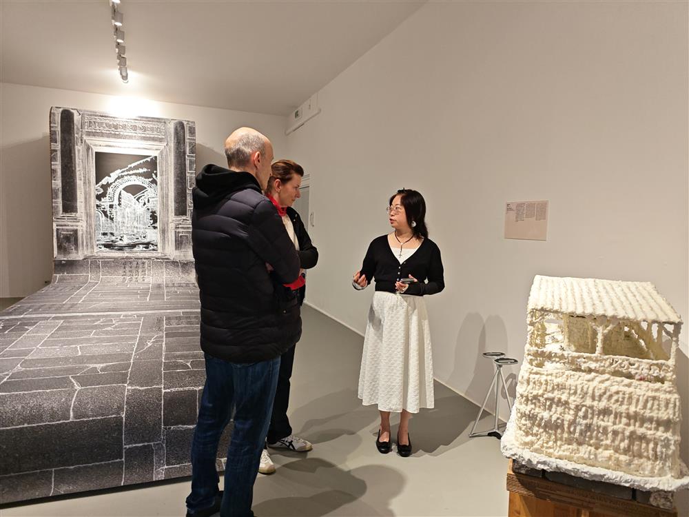 <p>參展藝術家李鳳瑩<br />
＿＿＿＿＿＿<br />
感歎的遷徙<br />
李鳳瑩<br />
蠟燭、鋁箔紙、竹鋼</p>

<p>&nbsp;</p>
