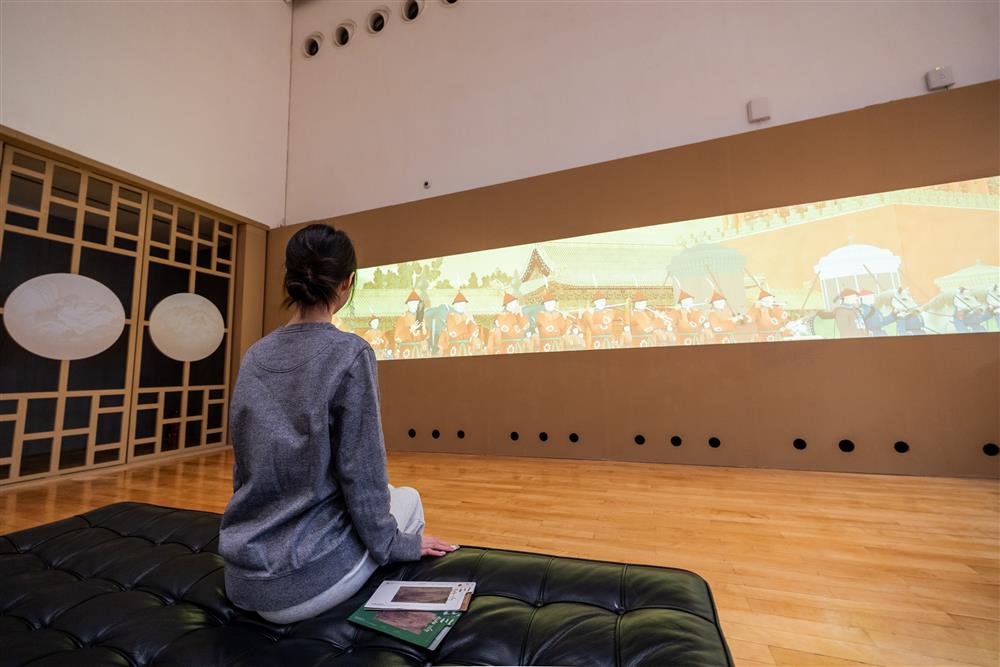 <p><span style="color: rgb(8, 8, 9); font-family: "Segoe UI Historic", "Segoe UI", Helvetica, Arial, sans-serif; font-size: 15px;">《乾隆南巡圖》是描繪乾隆十六年(1751)清高宗乾隆帝第一次南巡江浙的巨幅歷史畫卷,這次南巡歷時112天,行程5800餘里。畫家徐揚奉命以“御製詩意為圖”,共計12卷。</span><br class="html-br" style="color: rgb(8, 8, 9); font-family: "Segoe UI Historic", "Segoe UI", Helvetica, Arial, sans-serif; font-size: 15px;" />
<span style="color: rgb(8, 8, 9); font-family: "Segoe UI Historic", "Segoe UI", Helvetica, Arial, sans-serif; font-size: 15px;">展覽展出了“乾隆南巡圖(第七卷)入浙江境到嘉興煙雨樓”真跡。而《乾隆南巡圖》長卷數字展示以動態影像呈現第六卷《駐蹕姑蘇》及第十二卷《回鑾紫禁城》,讓畫卷“流動”起來,車馬人流、皇帝儀仗在眼前緩緩展開,立體再現原畫作中恢宏壯觀的歷史情境。</span></p>