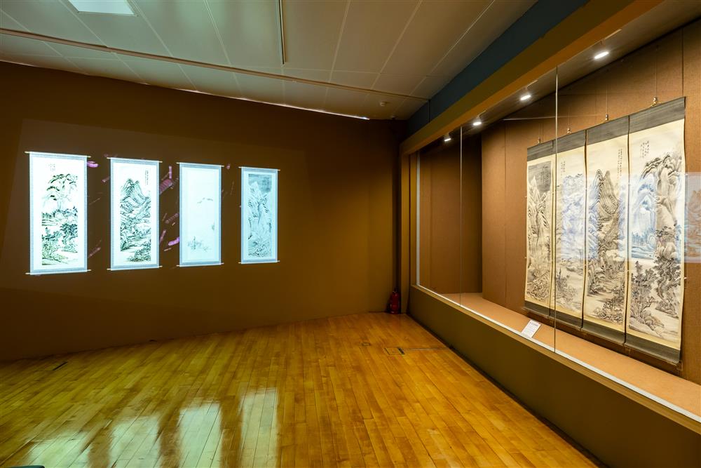 <p><span style="color: rgb(8, 8, 9); font-family: "Segoe UI Historic", "Segoe UI", Helvetica, Arial, sans-serif; font-size: 15px;">展廳中《倣古山水四條屏》畫作是由清代張度(1830-1895)繪製,畫作遠挹元人黃公望、倪瓚、吳鎮之筆墨意趣,近承趙左、石濤、王時敏諸家風範,融名家筆法於一爐,真跡旁設置的數字展示,呈現此作品由線稿繪製到逐步著色的每一個細節,這個過程不僅展示了傳統山水畫的精湛技藝,也可更深入地體現畫家的藝術風格和創作理念,“見證”畫作的誕生。</span></p>