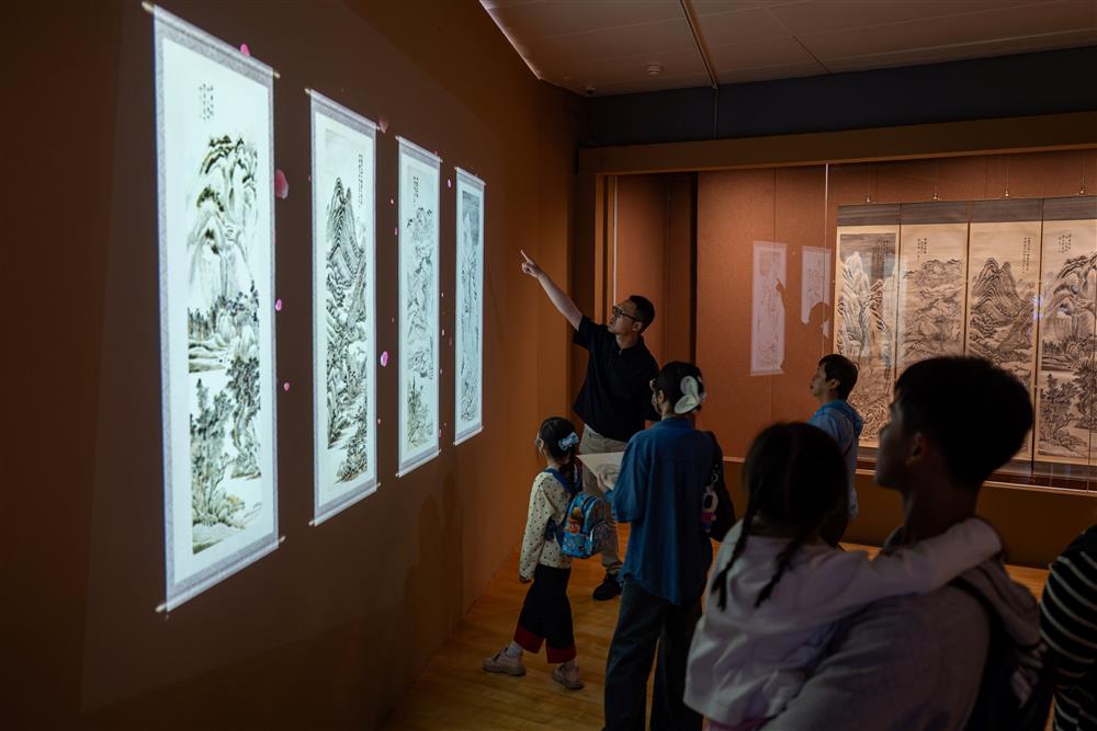 <p>中國國家博物館藏《倣古山水四條屏》(作者:張度)及數字展示</p>
<p> </p>
