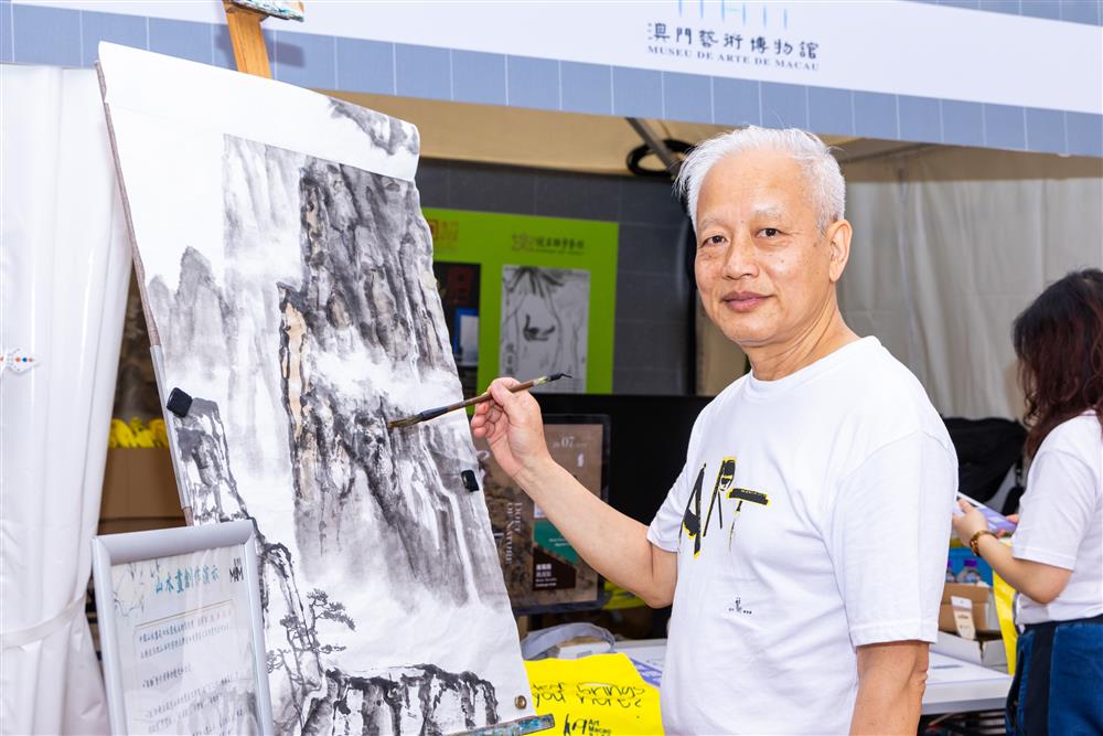 <p>山水畫家譚植桓先生將即席揮毫</p>

