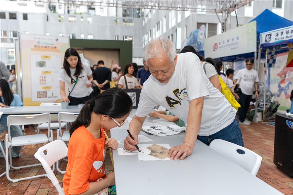 <p>現場示範並指導參加者體驗水墨山石的基本繪畫技巧。</p>
