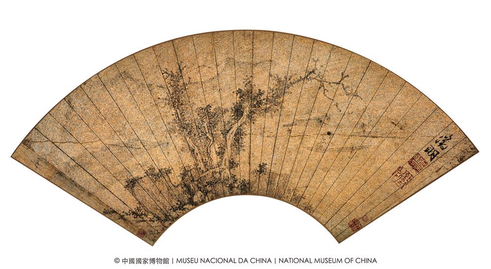 <p>和他同歲的好友文徵明，完全是另一副模樣。文徵明是出了名的&ldquo;慢熱&rdquo;，考場屢試不第，直到後來才以貢生身份入京。活到九十歲，筆下的東西也從不慌。這次展出的《古木寒江圖》扇面，是他少見的&ldquo;粗筆&rdquo;風格&mdash;&mdash;平時大家看文徵明，多是細筆設色的工致小畫，這幅金箋底的扇面倒鬆快：近景老樹枝桠斜伸，樹下泊著一葉扁舟，遠景用淡墨掃出平闊寒江，再點幾筆濃墨苔點，冷得溫潤。畫裡的寒江沒有驚濤，他一生追求的，不過是這樣一片清淨地&mdash;&mdash;畫裡無事，便是心安。</p>

<p>唐寅與文徵明，都是&ldquo;吳門四家&rdquo;的代表人物（另兩位是沈周與仇英）。&ldquo;吳門&rdquo;就是蘇州的古稱。他們不像討皇帝歡心的宮廷畫師，也不是追求形似的畫匠，而是真正的讀書人。他們作畫，講究&ldquo;詩、書、畫&rdquo;三絕，畫的不是眼睛看到的山水，而是心裡想住的山水。這種創作方式，叫做&ldquo;寄興&rdquo;&mdash;&mdash;把說不出口的心事，藏進一樹一石、一舟一雪之中。</p>

<p>________________________________</p>

<p>古木寒江圖</p>

<p>文徵明</p>

<p>明（1368&mdash;1644）</p>

<p>金箋水墨扇面</p>

<p>縱18.4釐米 橫51釐米</p>
