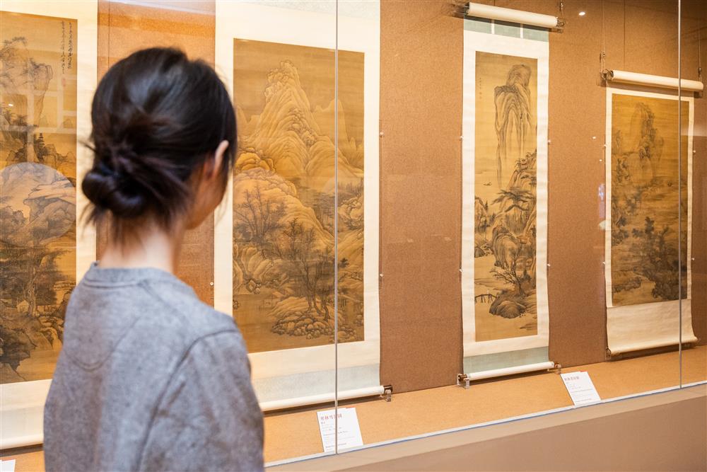 <p>“金陵”,是南京的古稱。1645年清兵南下,這座六朝古都經歷浩劫,也成為許多<strong>明朝遺民的精神故土</strong>。一批拒絕出仕清朝的畫家聚居於此,他們不畫歌功頌德的宮廷山水,不盲目追隨摹古的潮流,而是<strong>用自己的心靈刻劃江山,用自己的筆墨抒寫心聲</strong>。他們被後世稱為“<strong>金陵八家</strong>”——龔賢、樊圻、高岑、鄒喆、吳宏、葉欣、胡慥、謝蓀。本次展覽精選四位代表人物的佳作真跡,讓我們聽見那場三百年前的沉默吶喊。</p>