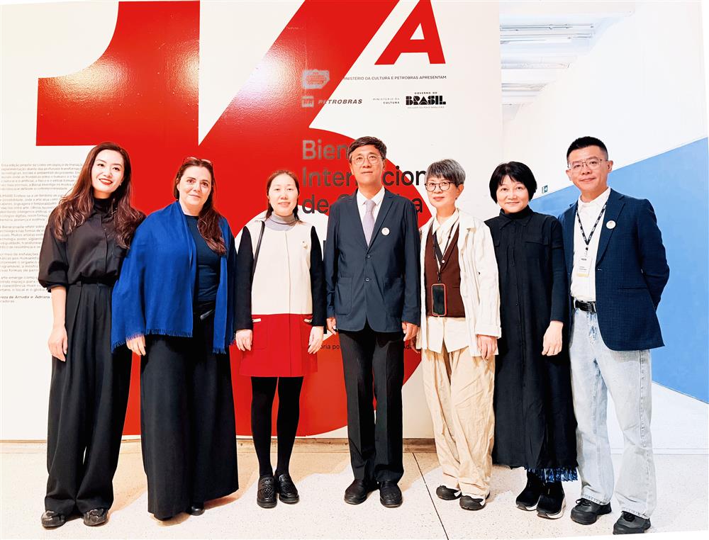 <p>中國駐巴西大使館文化參贊張志雲與澳門團隊合照</p>