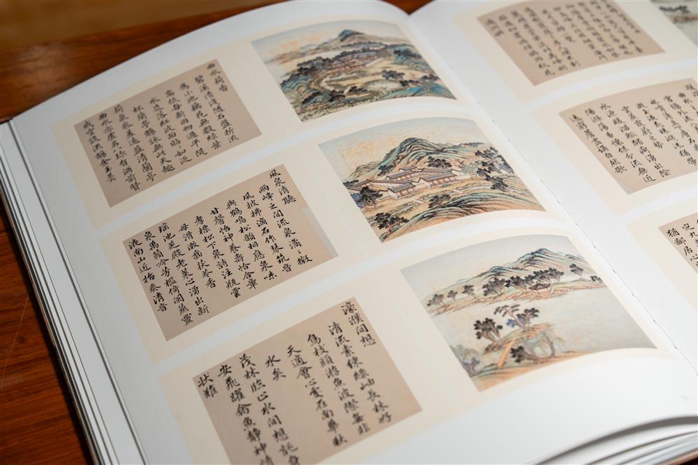 <p>此冊三十六景分別為煙波致爽、芝逕雲堤、無暑清涼、延薰山館、水芳岩秀、萬壑松風、松鶴清越、雲山勝地、四面雲山、北枕雙峰、西嶺晨霞、錘峰落照、南山積雪、梨花伴月、曲水荷香、風泉清聽、濠濮間想、天宇咸暢、暖溜暄波、泉源石壁、青楓綠嶼、鶯囀喬木、香遠益清、金蓮映日、遠近泉聲、雲帆月舫、芳渚臨流、雲容水態、澄泉繞石、澄波疊翠、石磯觀魚、鏡水雲岑、雙湖夾鏡、長虹飲練、甫田叢樾、水流雲在。</p>
<p>除現場展出的三幅真跡外,展覽圖錄亦完整收錄了全部三十六景,讓觀眾得以透過冊頁,徜徉於康熙盛世的避暑山莊。</p>
