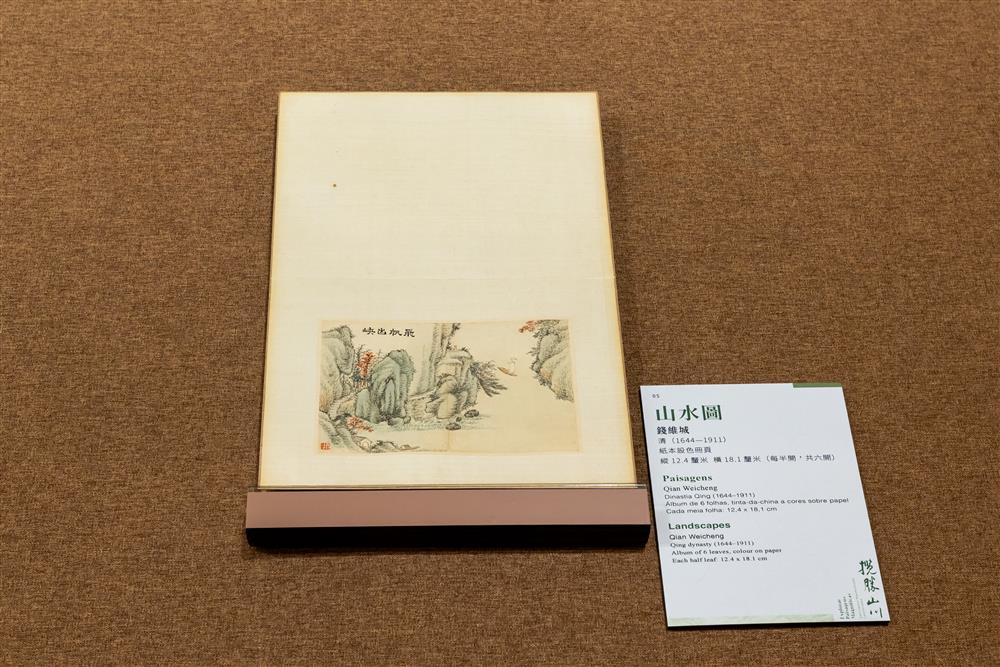 <p>天津盤山的清幽秘境被乾隆譽為“京東第一山”。山上建有乾隆行宮——盤山靜寄山莊,錢維城隨駕遊歷,在《山水圖》冊留下“飛帆出峽” “梧齋虛敞”等六景。秋季來此賞楓,滿山楓紅映襯湖面扁舟,與現今盤山秋色高度重合。</p>
<p>**********</p>
<p>山水圖</p>
<p>錢維城</p>
<p>清(1644—1911)</p>
<p>紙本設色冊頁</p>