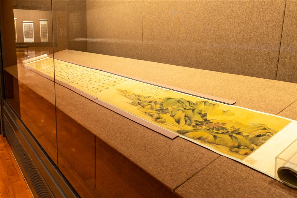 <p>董其昌則在舟中繪下鎮江北固山之景象。北固山北臨長江,山勢險固,有“京口第一山”之稱。畫中翠綠的群山危石聳立,江水環繞,秀潤清新,韻味無窮。</p>
<p>**********</p>
<p>北固山圖</p>
<p>董其昌</p>
<p>明萬曆三十六年(1608)</p>
<p>絹本設色手卷</p>