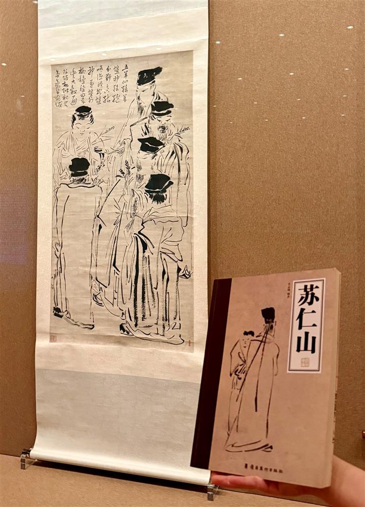 <p>《蘇仁山》為《嶺南畫庫》系列叢書之一,李志綱編著,介紹清代嶺南畫家蘇仁山的畫作及後人的研究成果。20世紀前期,由於日本駐廣東領事的大量收集,畫史上罕見的早熟天才蘇仁山的藝術才逐漸披露於世,引起國人關注。國內外學者對蘇仁山藝術進行深入研究,已充分證明其繪畫具有跨越地域文化界限的非凡特質,吸引了來自東西異國人士的注目。清代畫家蘇仁山被美術史家譽為 “廣東有史以來最偉大的畫家”“曠代的偉大天才”,對於蘇仁山的研究,本書重新撰寫,殊非易事,編著者對蘇仁山資料竭力搜尋,匯總這位天才畫家的事蹟,對蘇仁山的人生歷程、畫風畫藝進行了詳細的研究和論述,並高清收錄了博物館和私人收藏的蘇仁山僅存於世的兩百多幅作品,進一步突出了這位出色的畫家在中國畫史上的貢獻。</p>
<p> </p>