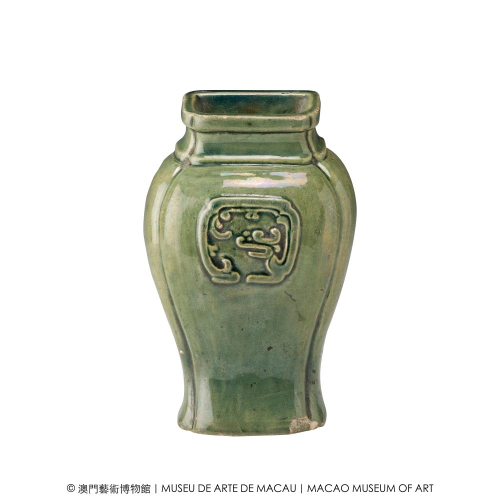 <p>Wall Vase with Kui Dragon Design in<br />
Green Glaze<br />
Zu Tangju<br />
Ming dynasty (1368 – 1644)<br />
Height ︰ 14.5 cm</p>
