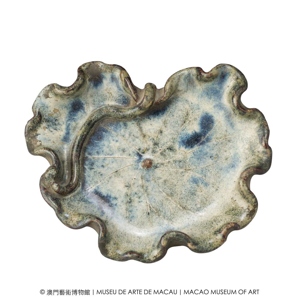 <p>Lotus Leaf-Shaped Brush Shaper in Blue<br />
Imitation Jun Glaze<br />
Anonymous<br />
Late Qing dynasty (1851 – 1911)<br />
Diameter ︰ 17.5 cm</p>
