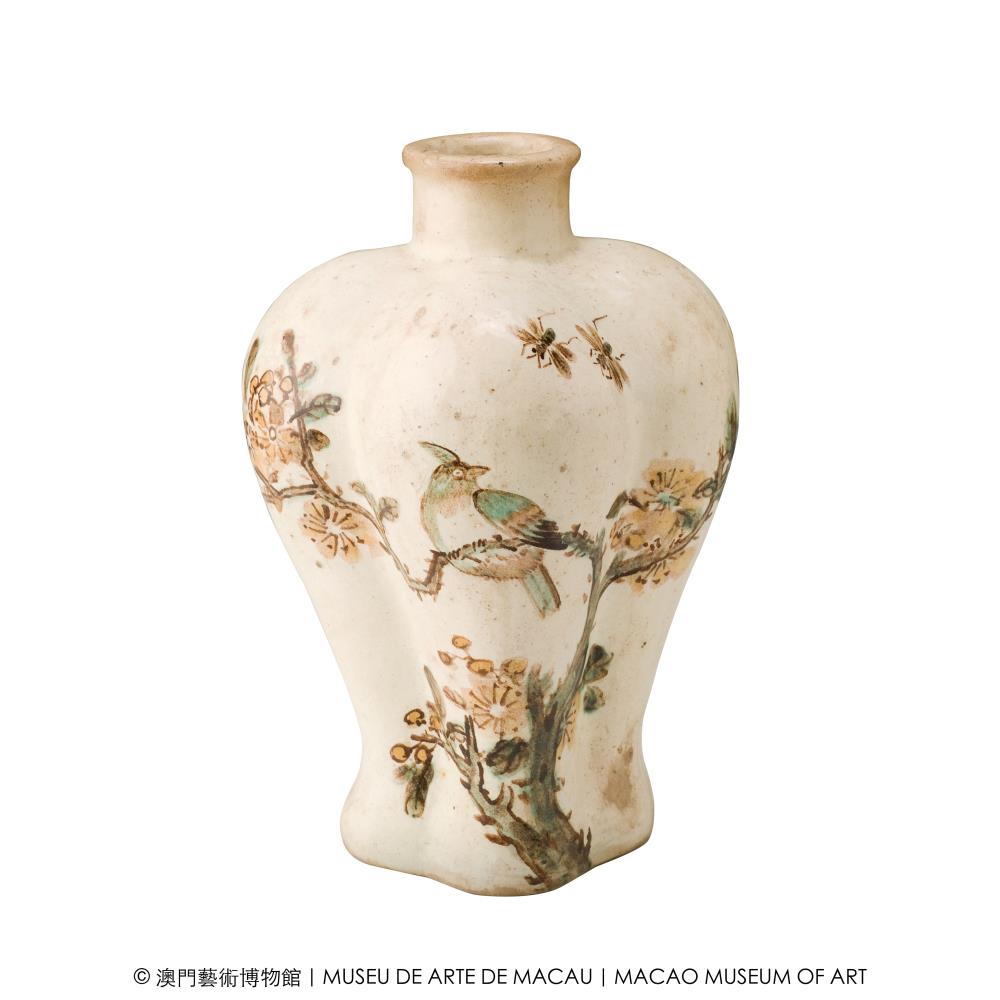 <p>Begonia-Shaped Meiping Vase in White Glaze<br />
with Painted Flowers and Birds<br />
Anonymous<br />
Early 20th century<br />
Height ︰ 15.5 cm</p>
