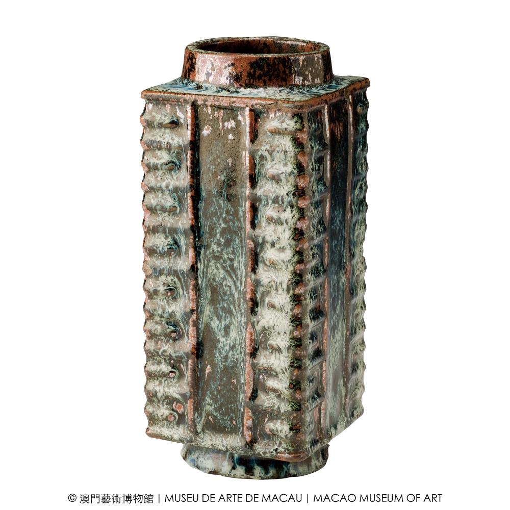 <p>Cong-Shaped Vase in Kingfisher Glaze<br />
Anonymous<br />
Early 17th century<br />
Height ︰ 19.5 cm</p>
