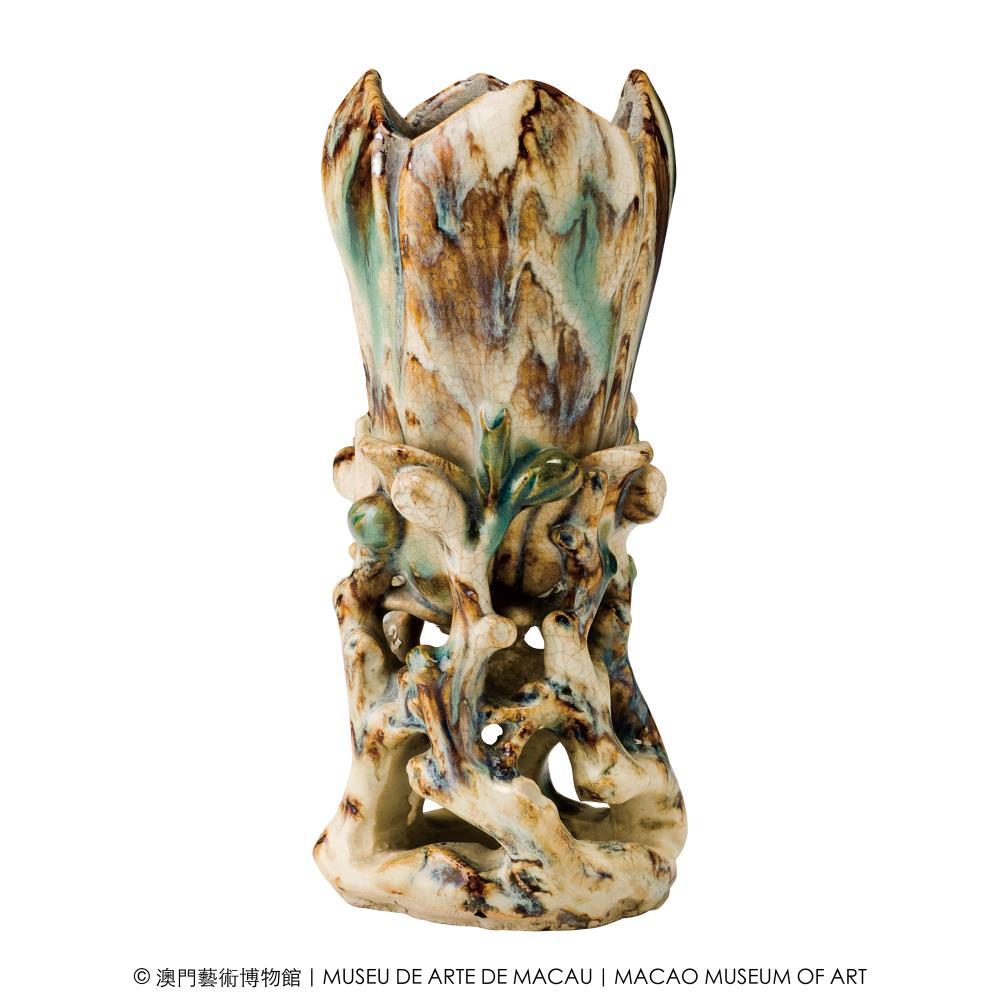 <p>Magnolia-Shaped Vase<br />
Anonymous<br />
Late Qing dynasty (1851 – 1911)<br />
Height ︰ 15 cm</p>
